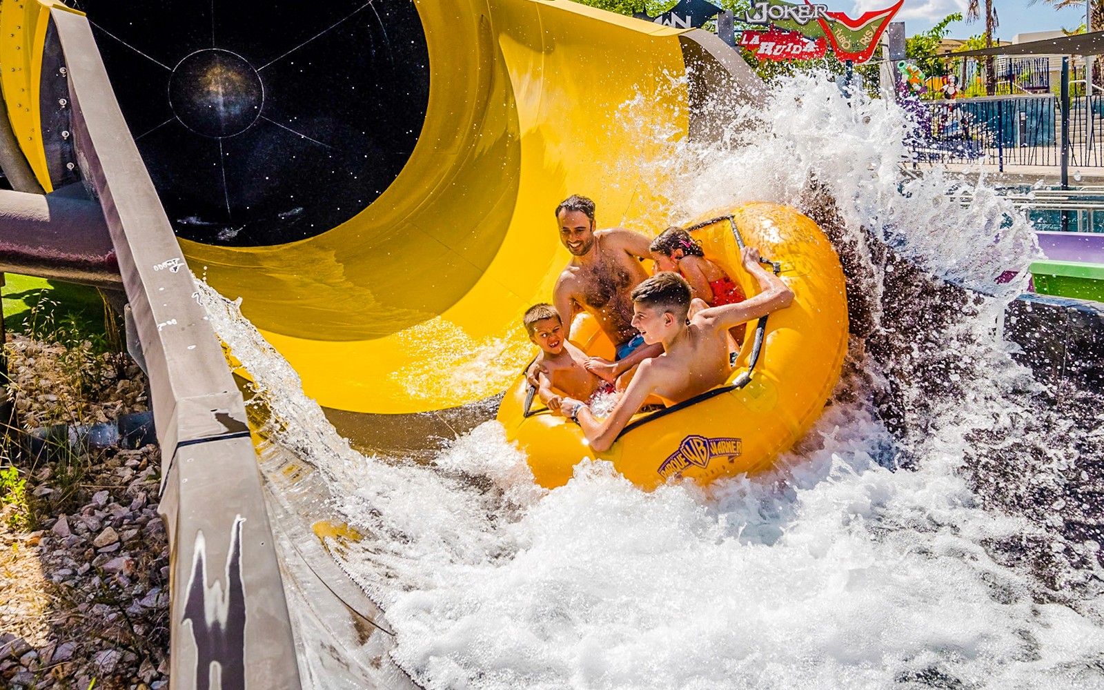 Grupo a desfrutar do escorrega aquático no Parque Warner Beach, Madrid.