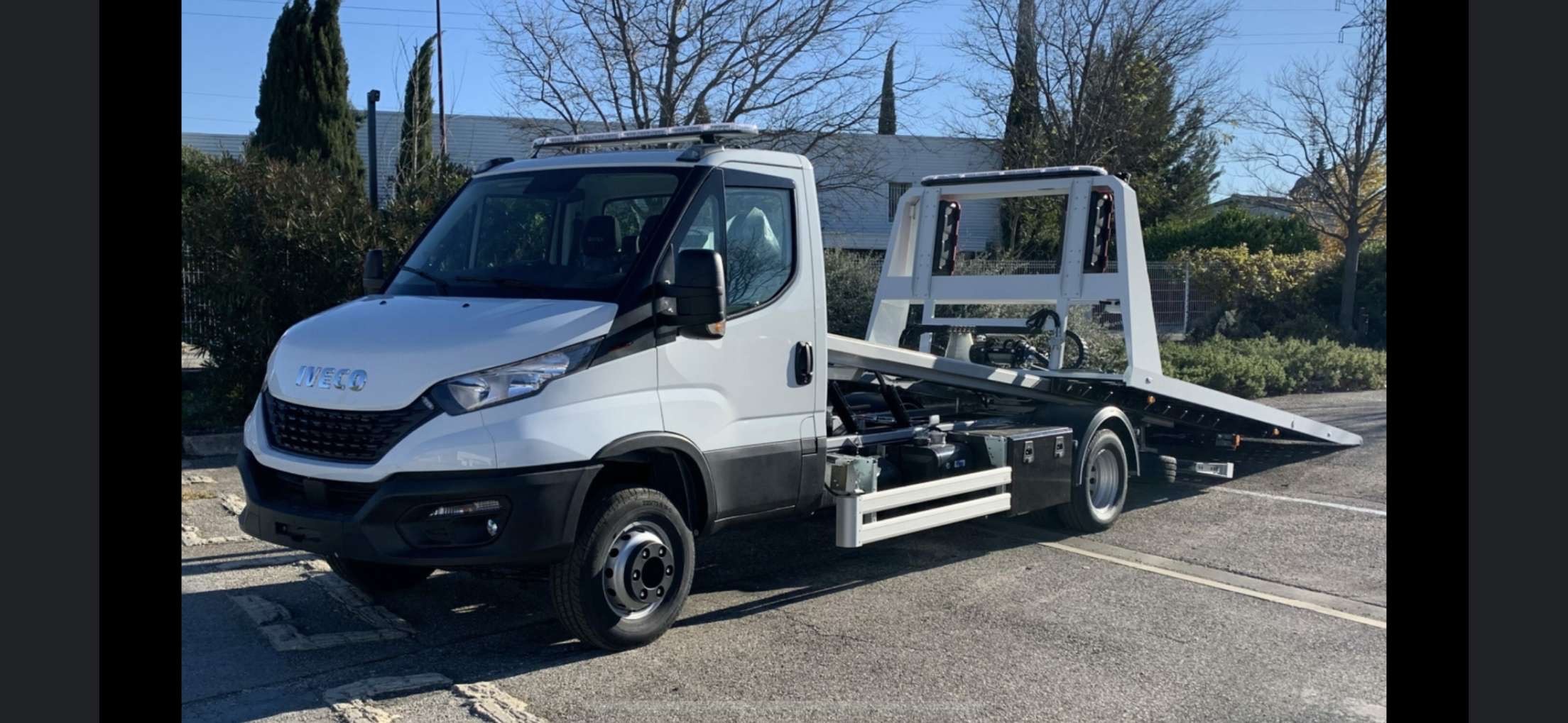 Camion de remorquage voiture utilisé pour le dépannage auto à Grenoble – service rapide de Garage de Berriat avec prise en charge assurance.
