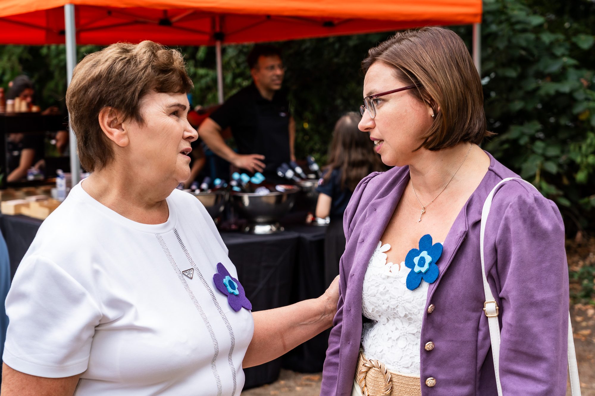 Zwei Frauen im Gespräch – Fest zum 20. Geburtstag von Nezabudka