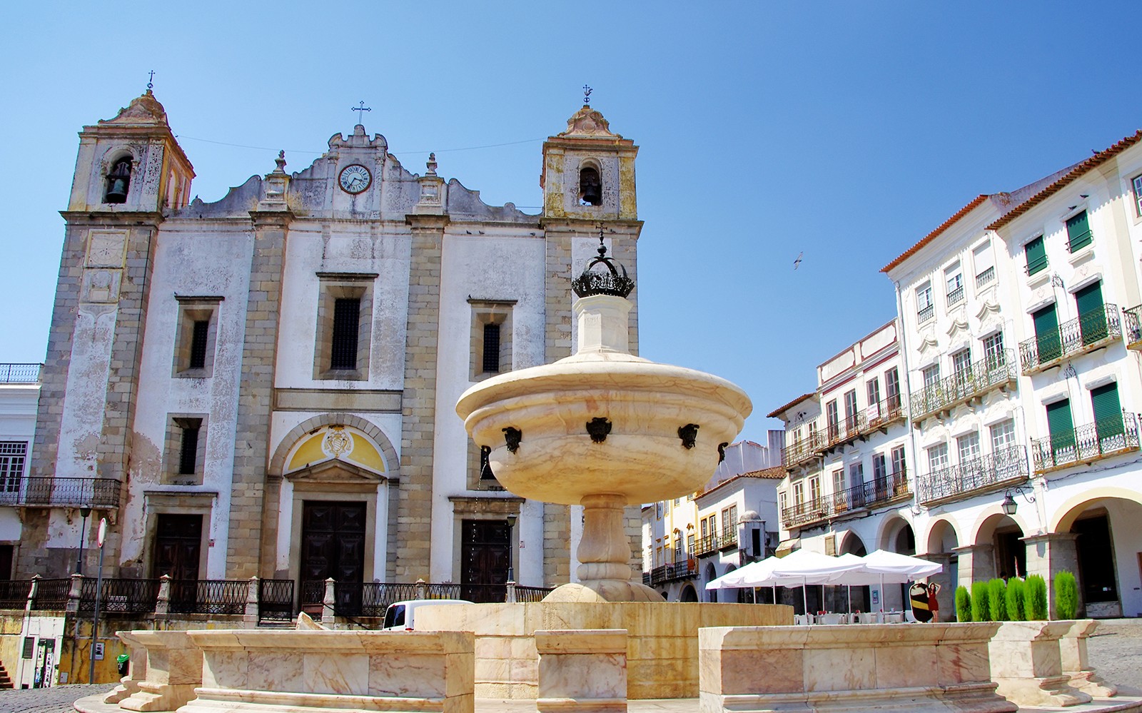 埃武拉中央广场，拥有一座历史悠久的教堂和喷泉，是里斯本葡萄酒之旅的一部分。