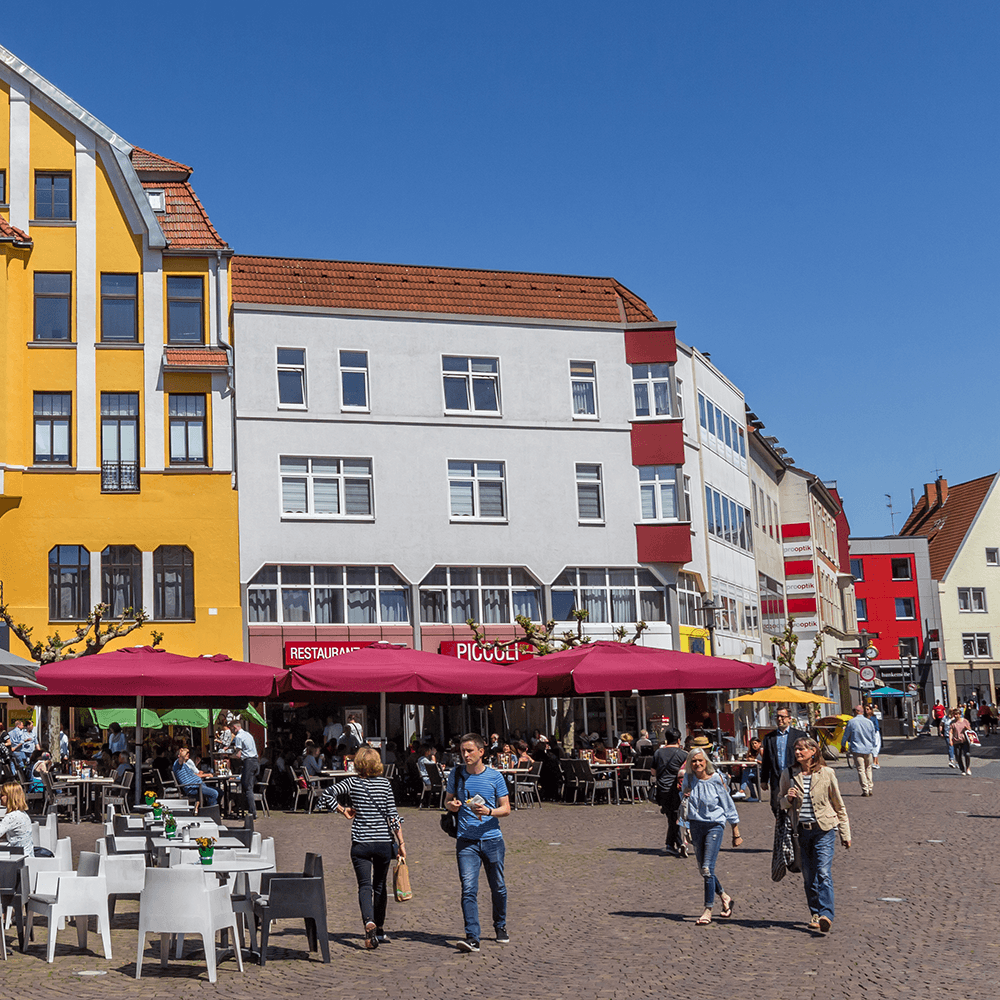 Platz mit vielen Menschen