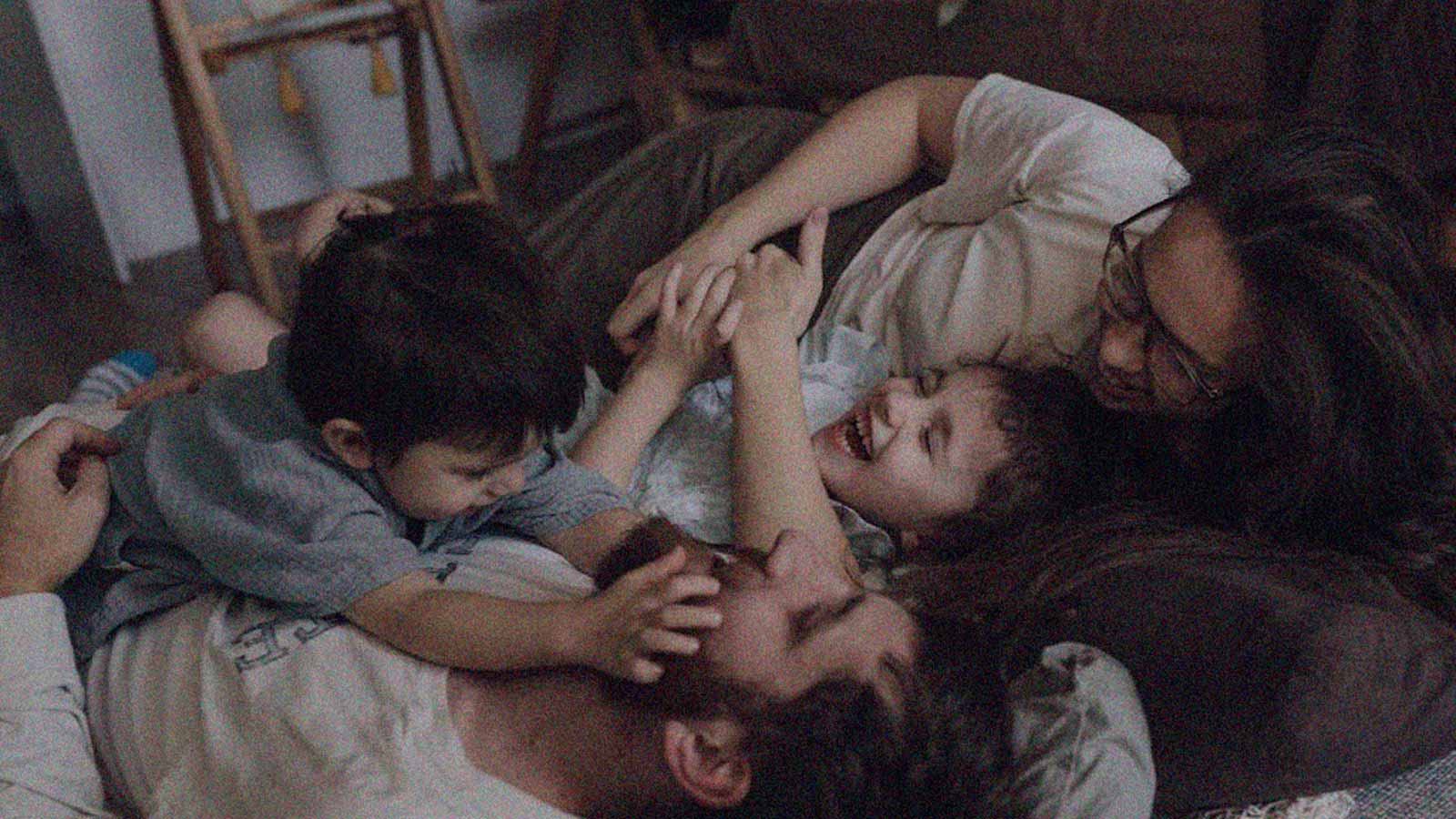 Foto de padres e hijos riendo juntos en la columna de opinión La familia es el tabú de IdeaPaís.