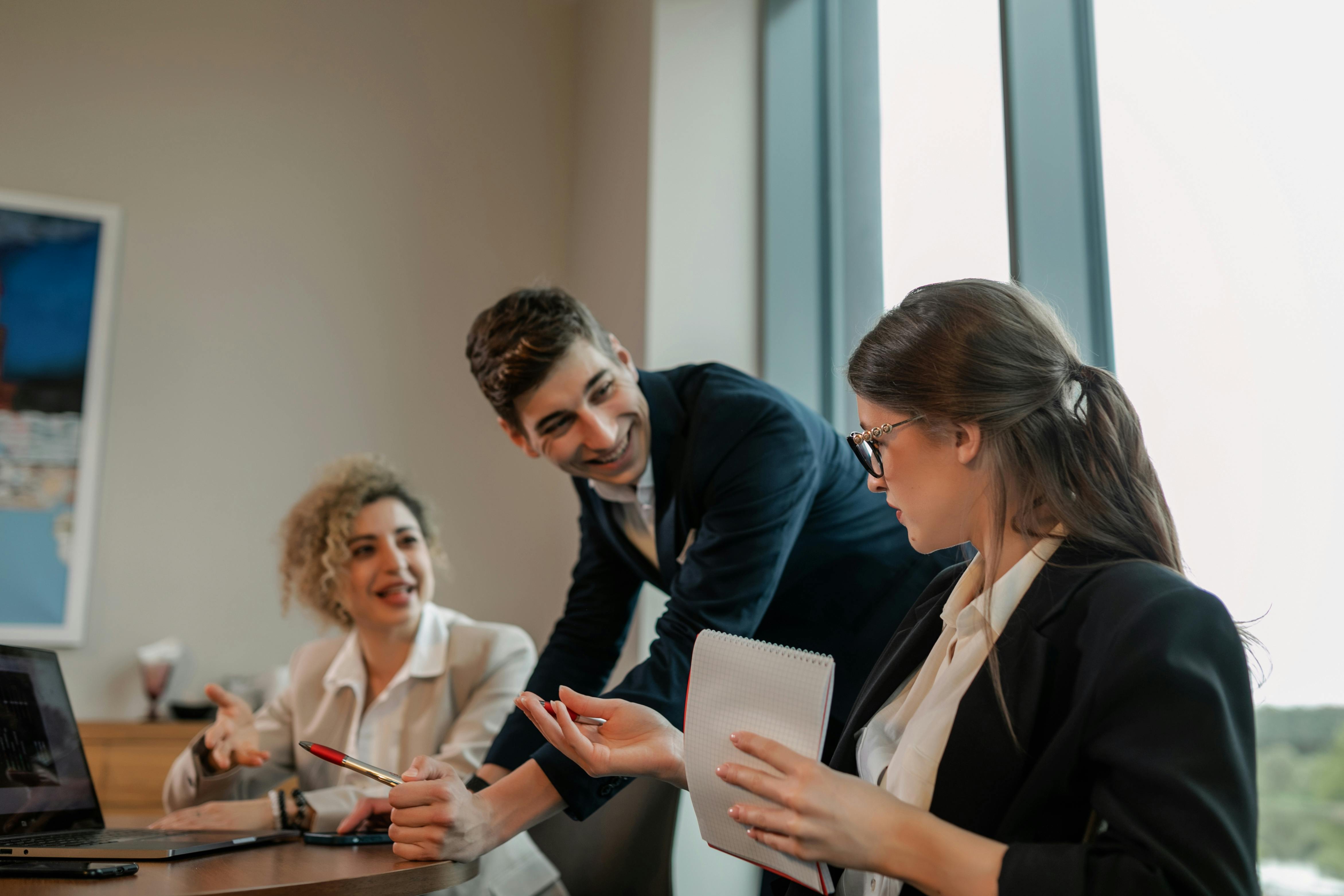 Giovani professionisti in riunione operativa, immagine che rappresenta i ruoli entry-level e white collar junior esposti all’automazione e alla necessità di riposizionamento.