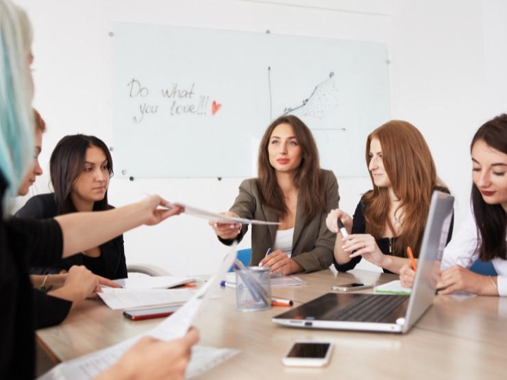 Freelance HR support helping business manage employee performance and development effectively