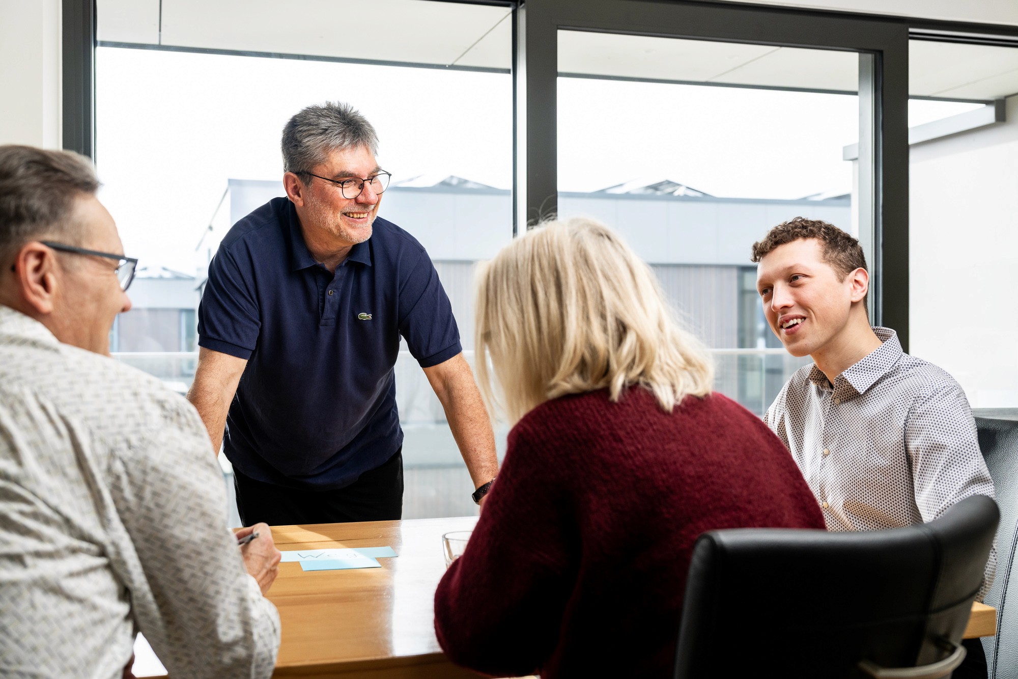 René Stautmeister im lebhaften Austausch mit Führungskräften