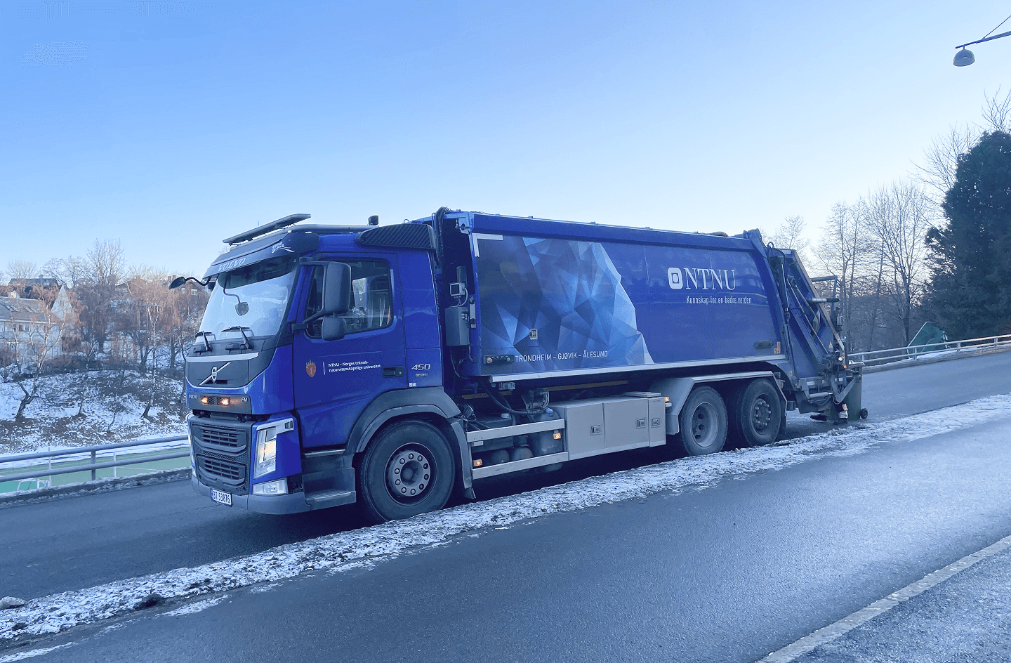 Blå søppelbil fra NTNU avfall