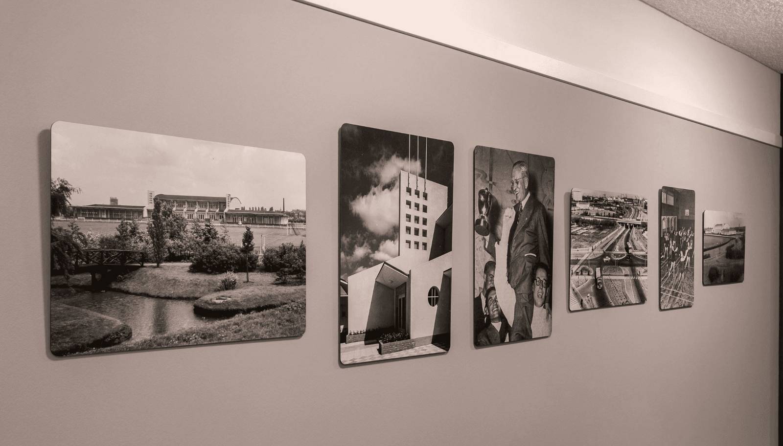oude foto's aan de wand met historie van villa vijfsluizen/ philips vlaardingen