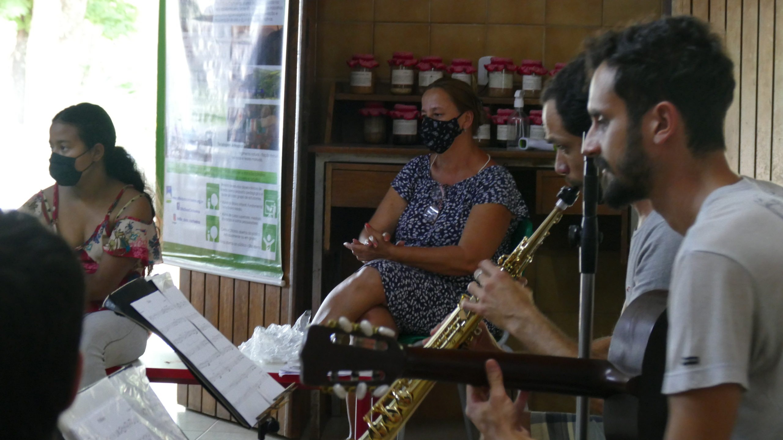 Saxofonista e violonista tocam para alunos de máscara durante apresentação em escola pública de Amparo