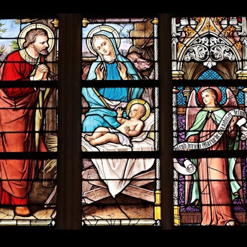 作为博物馆藏品的一部分，一块彩色玻璃窗的碎片