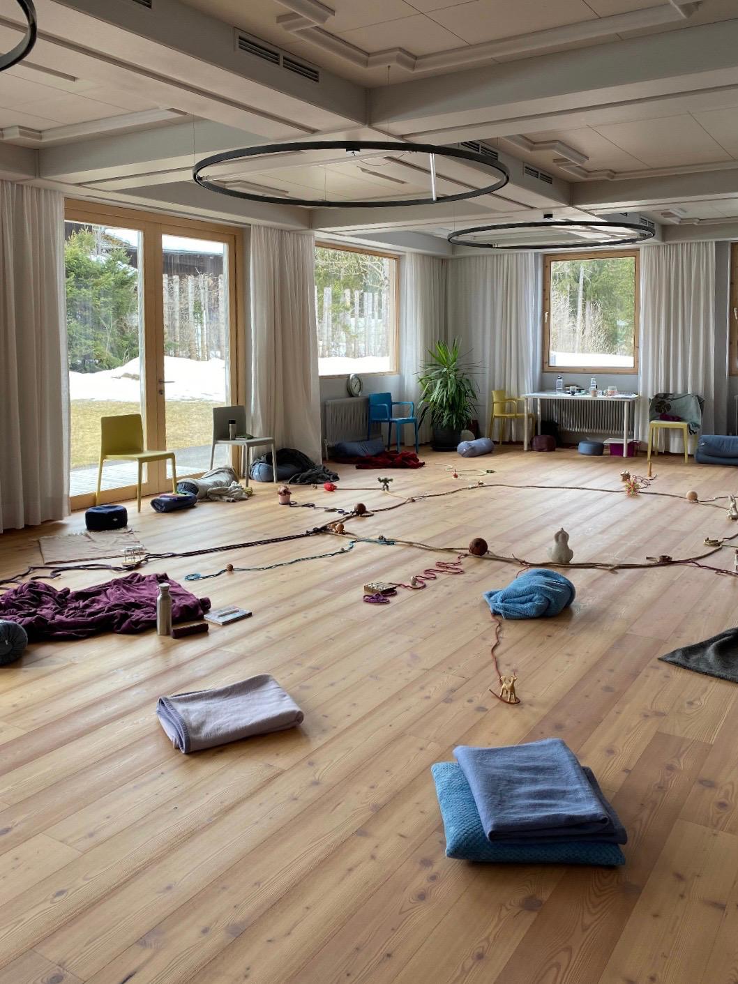 seminarraum mit sicht in den garten und lärchenboden. gestaltungen am boden
