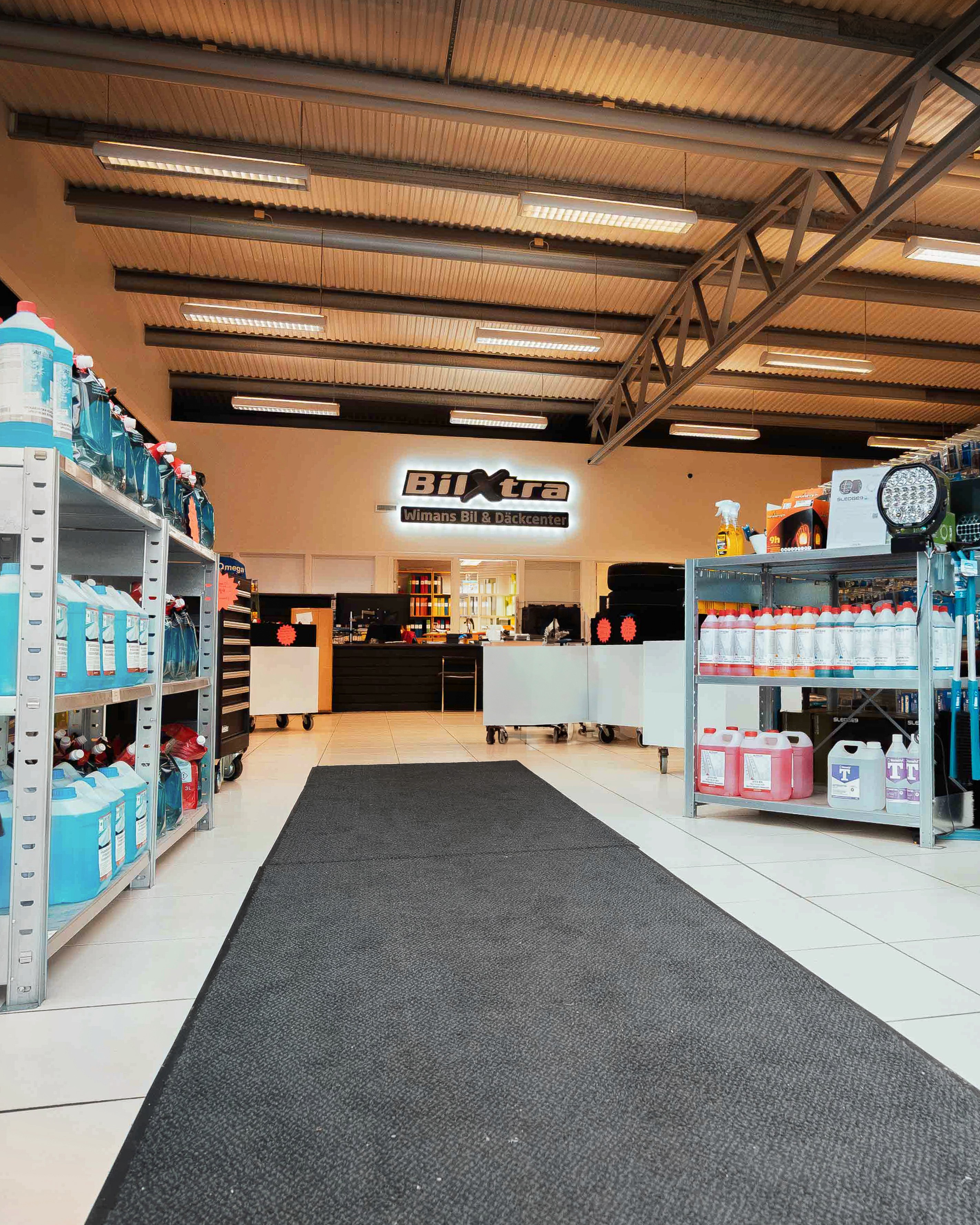 Interiör av BilXtra-butiken hos Wimans Bil & Däckcenter med hyllor av bilprodukter och tillbehör