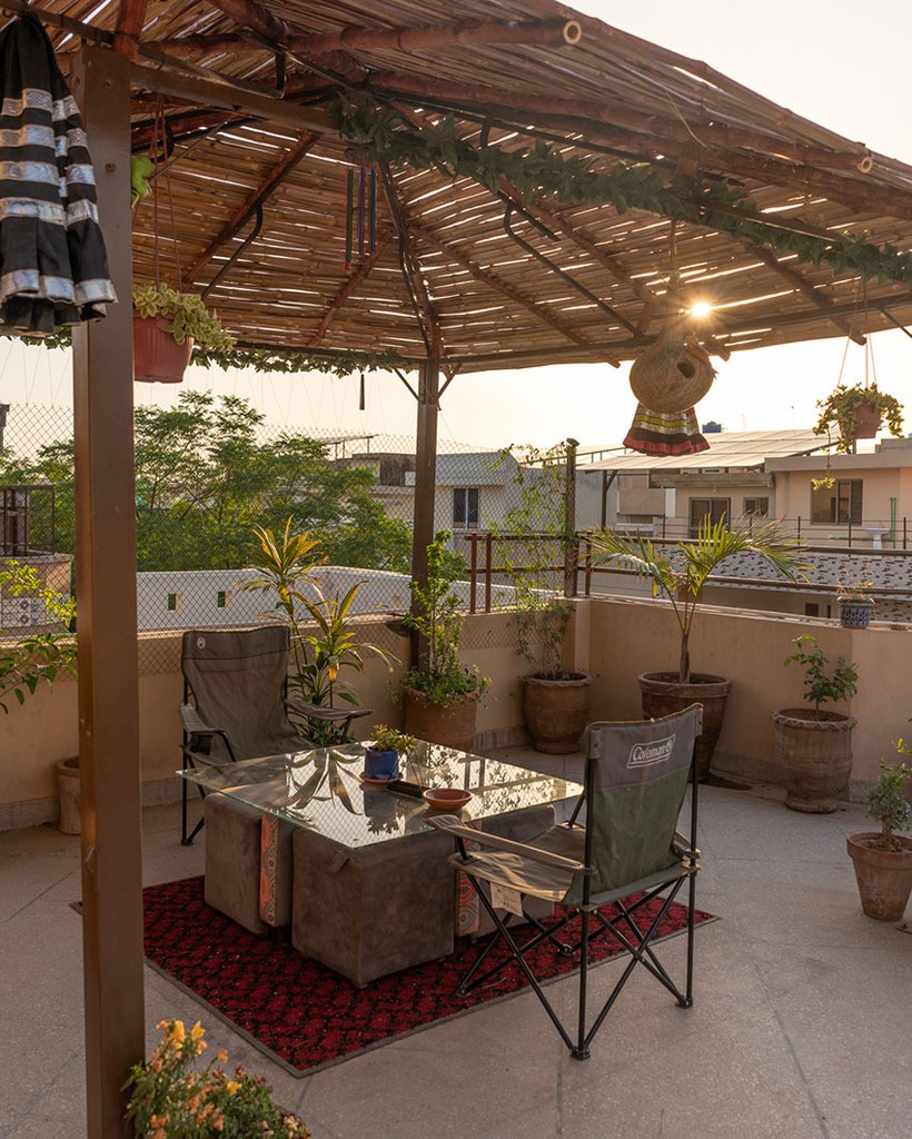 Relaxing area on the rooftop of Coyote Den Hostel Islamabad in Pakistan