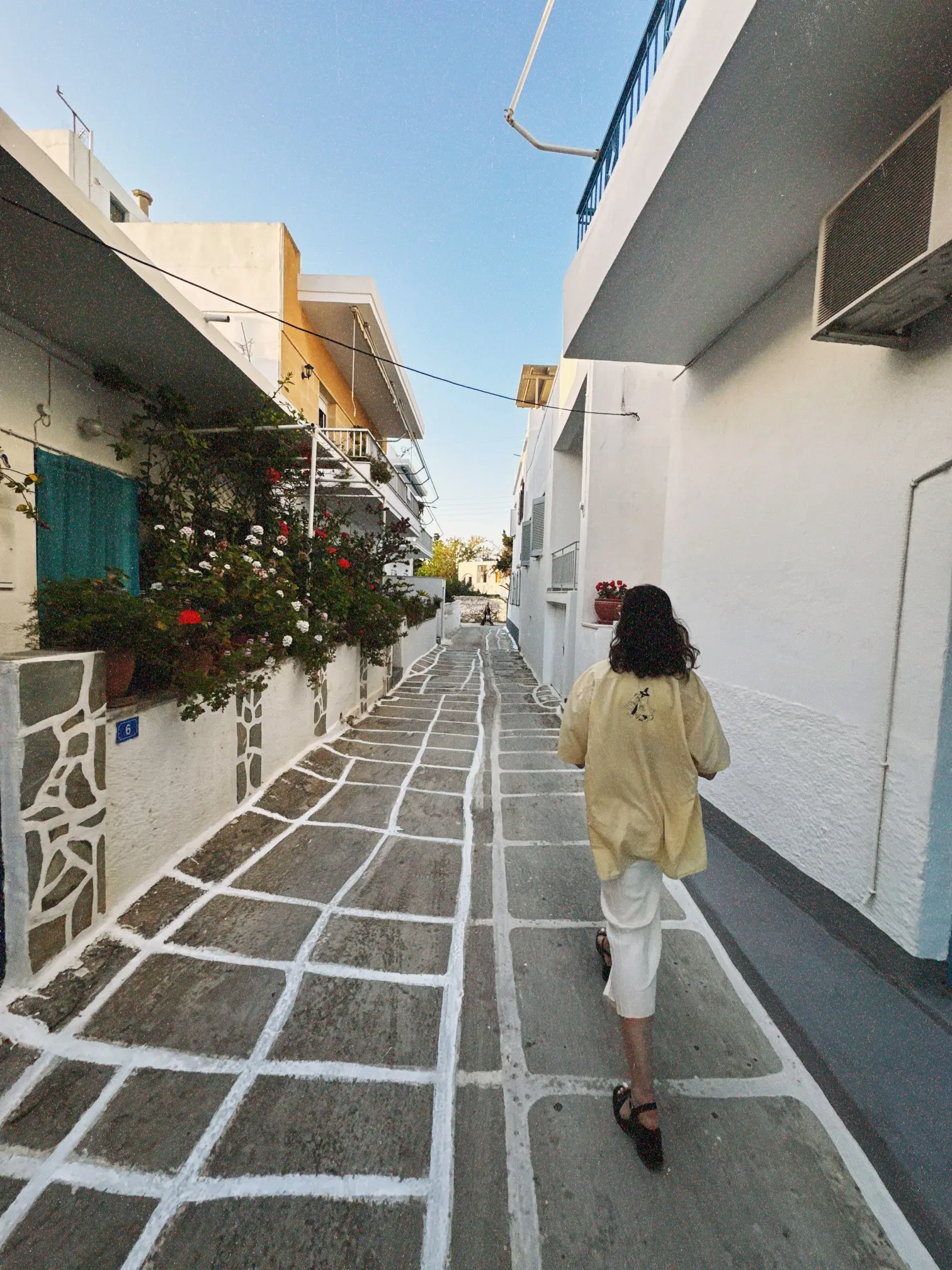 Femme qui marche dans une rue