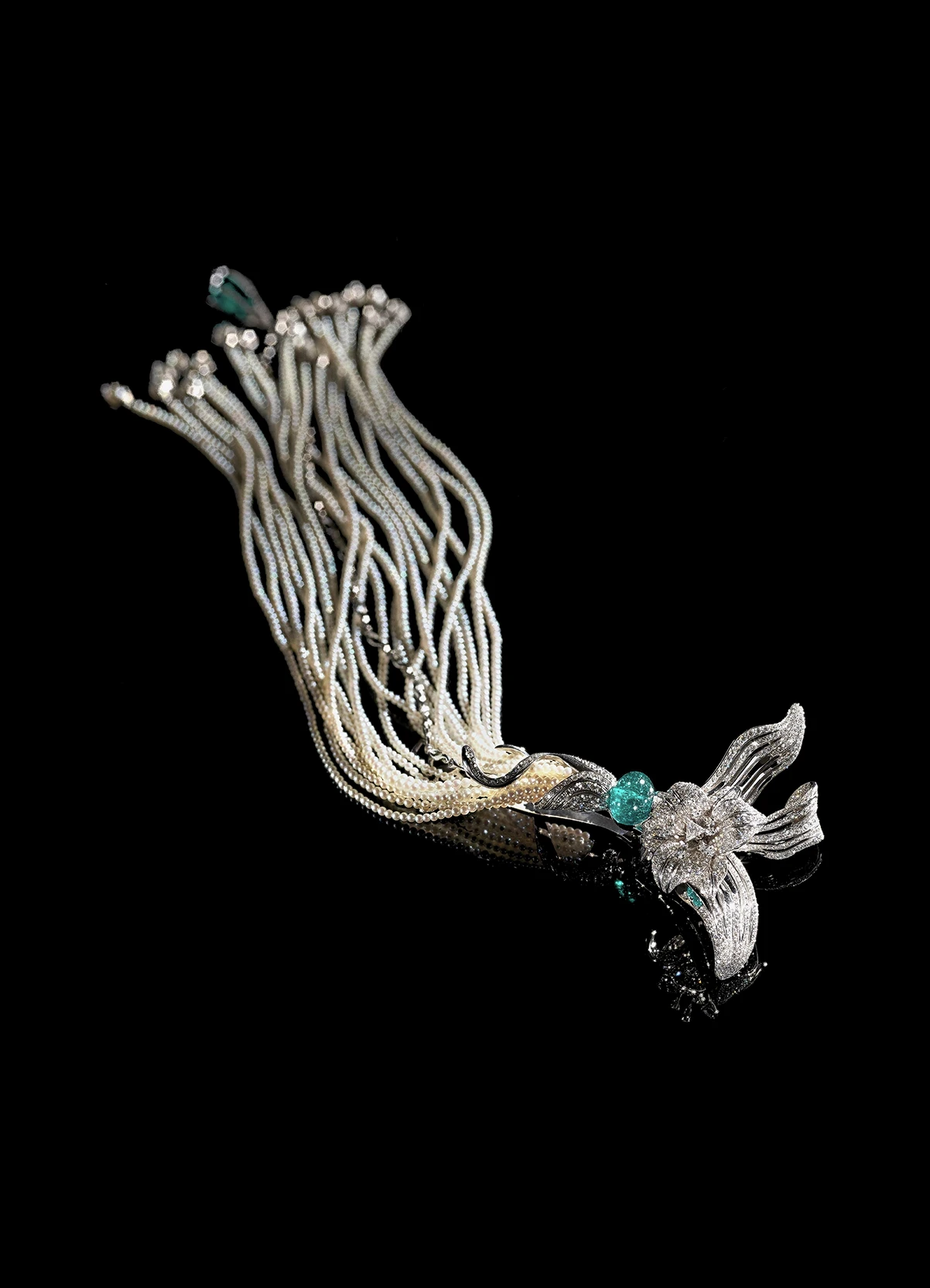 Broche fleur de lys Maison Édéenne pour Mellerio avec perles et pierre verte