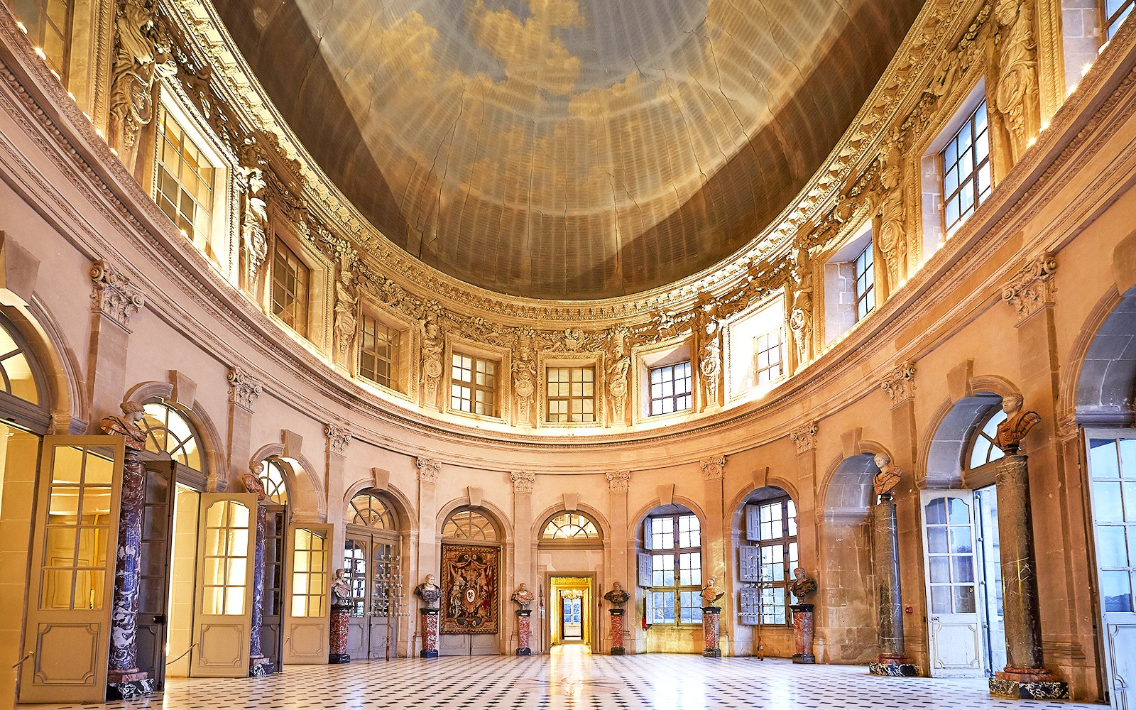 沃子维孔特城堡内部装饰华丽的圆顶和大理石柱。