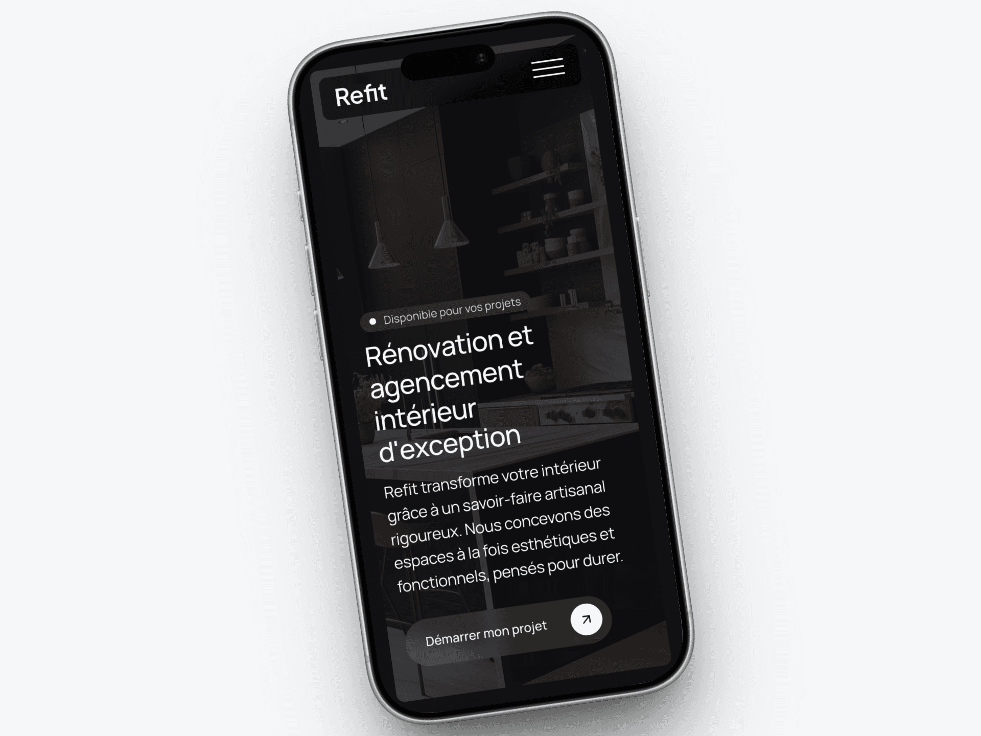 Maquette mobile site rénovation Refit par Weby Studio. Interface sombre premium mettant en valeur l'architecture intérieure.
