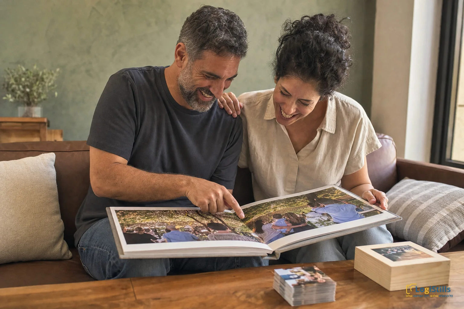 זוג מדפדף באלבום תמונות מהאירוע בסלון הבית