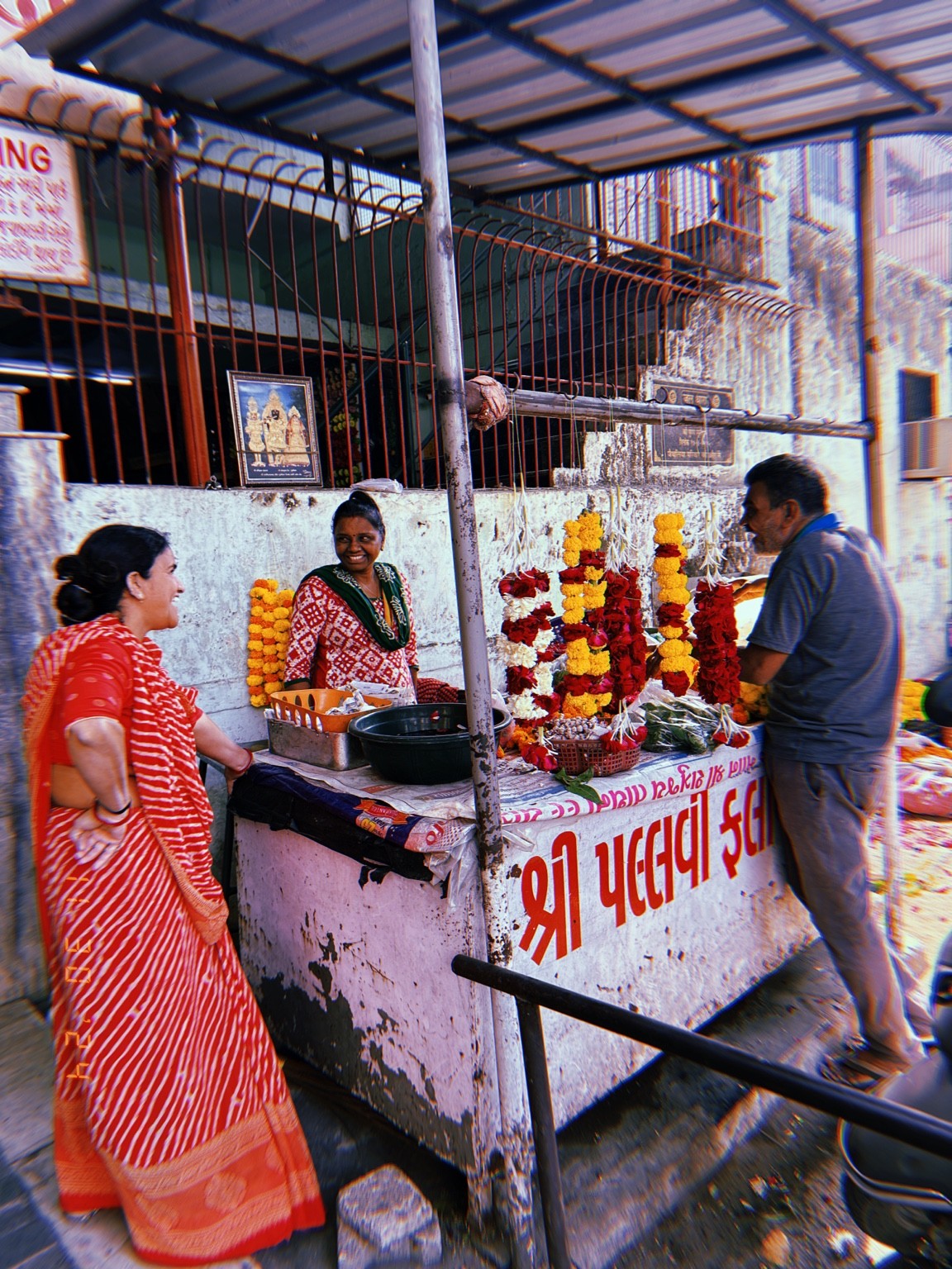 A conversation at a flower stall. Photograph by Pranjali Shah.