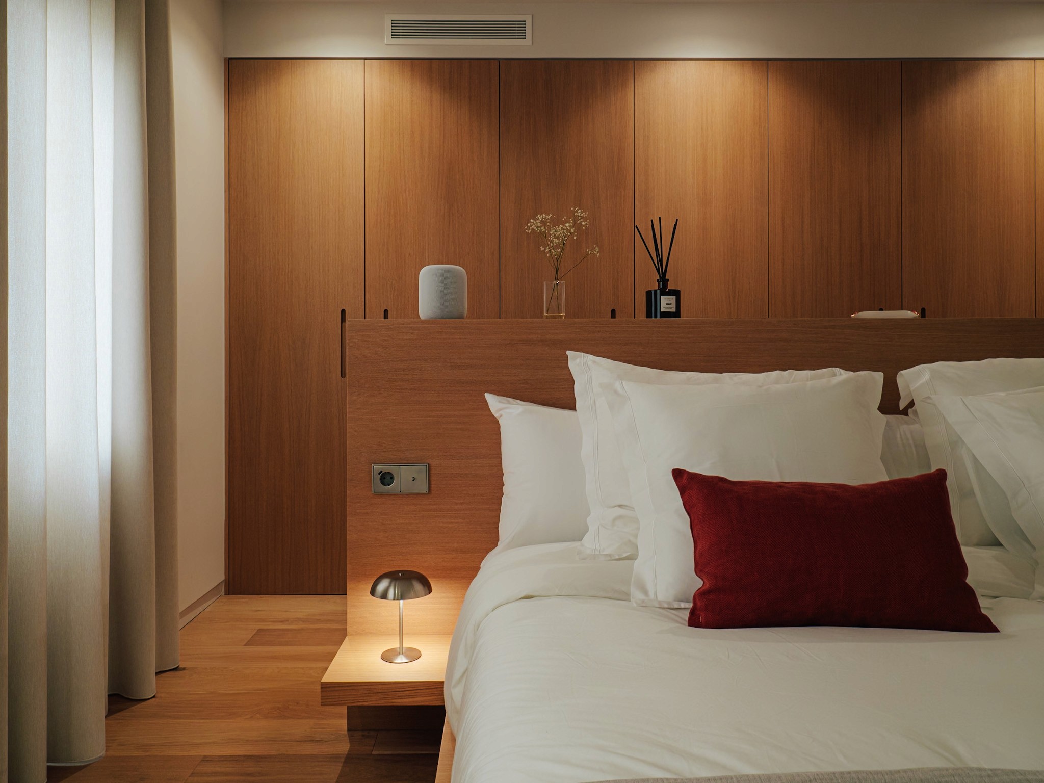 Proyecto Ponzano 53 de Calienzo, interiorismo en Chamberí con madera natural, travertino y luz cálida