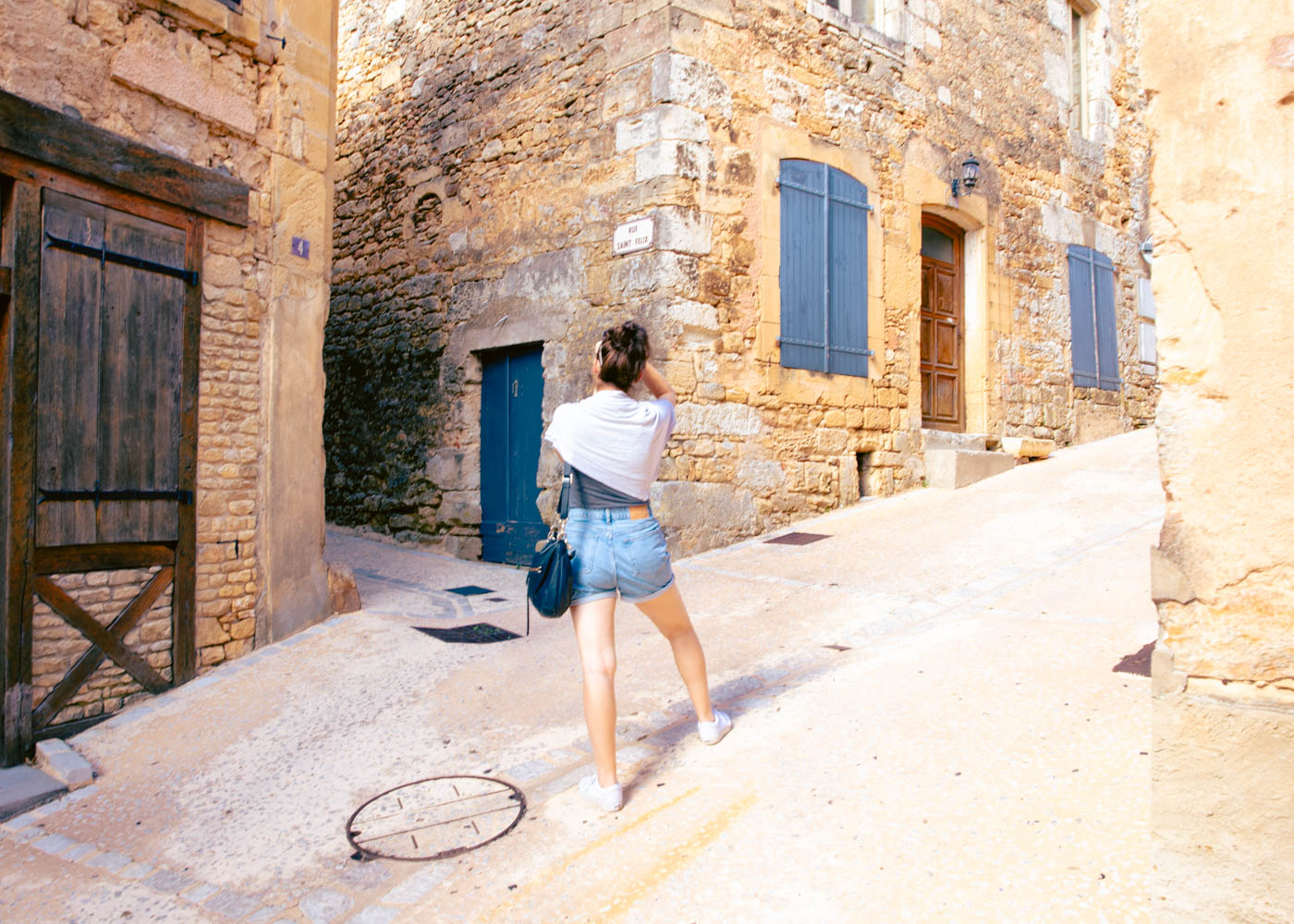 Solène at a crossroad of little streets in Belvès.