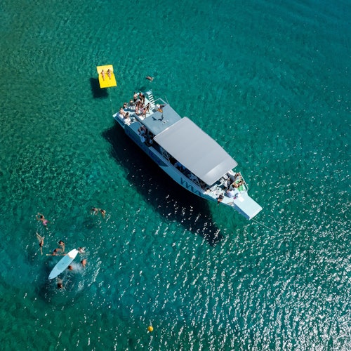 Одна из остановок на пляже с надувным матрасом от поставщика для отдыха на воде и досками для гребли.