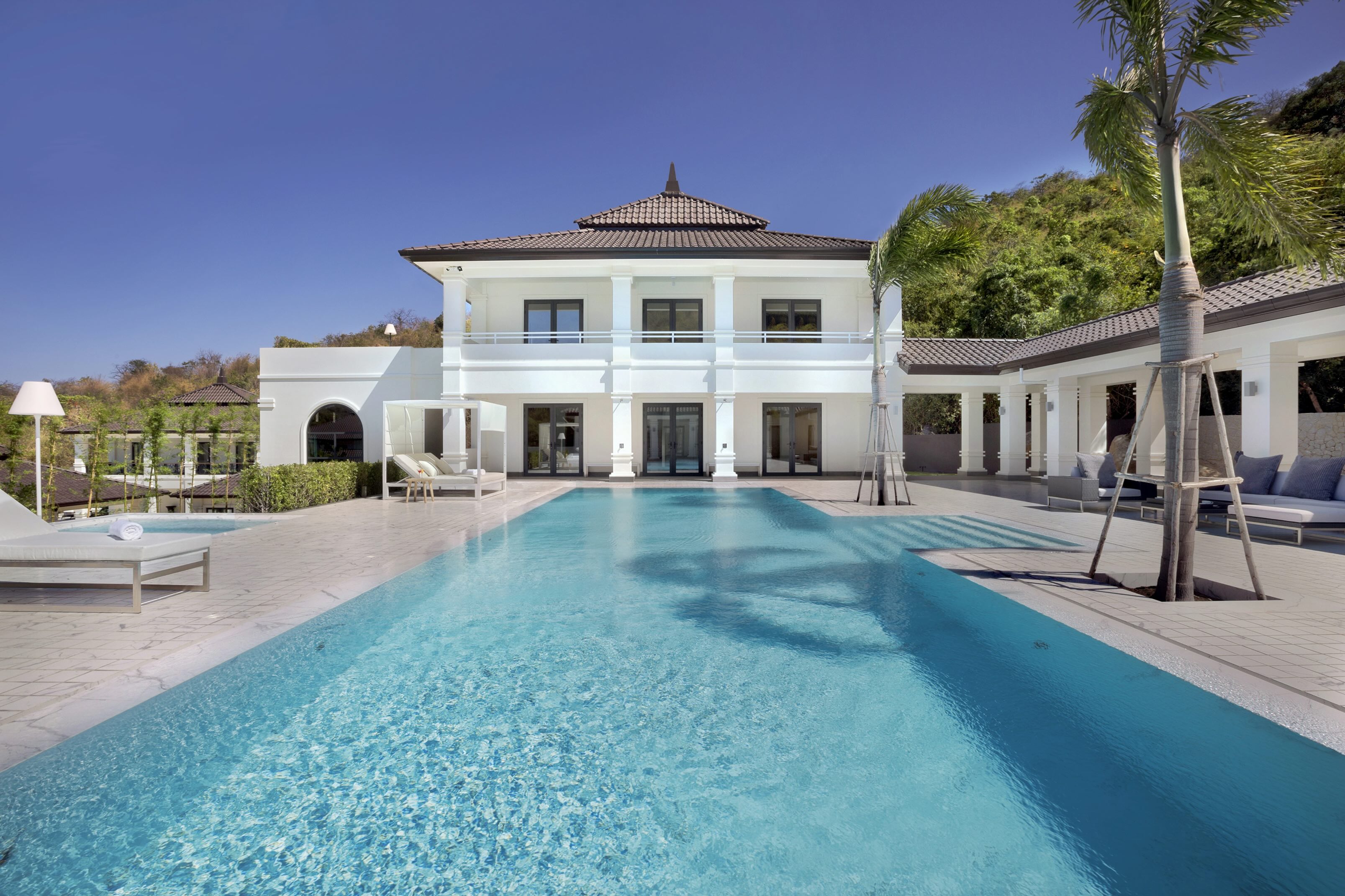 Lavish Hotel