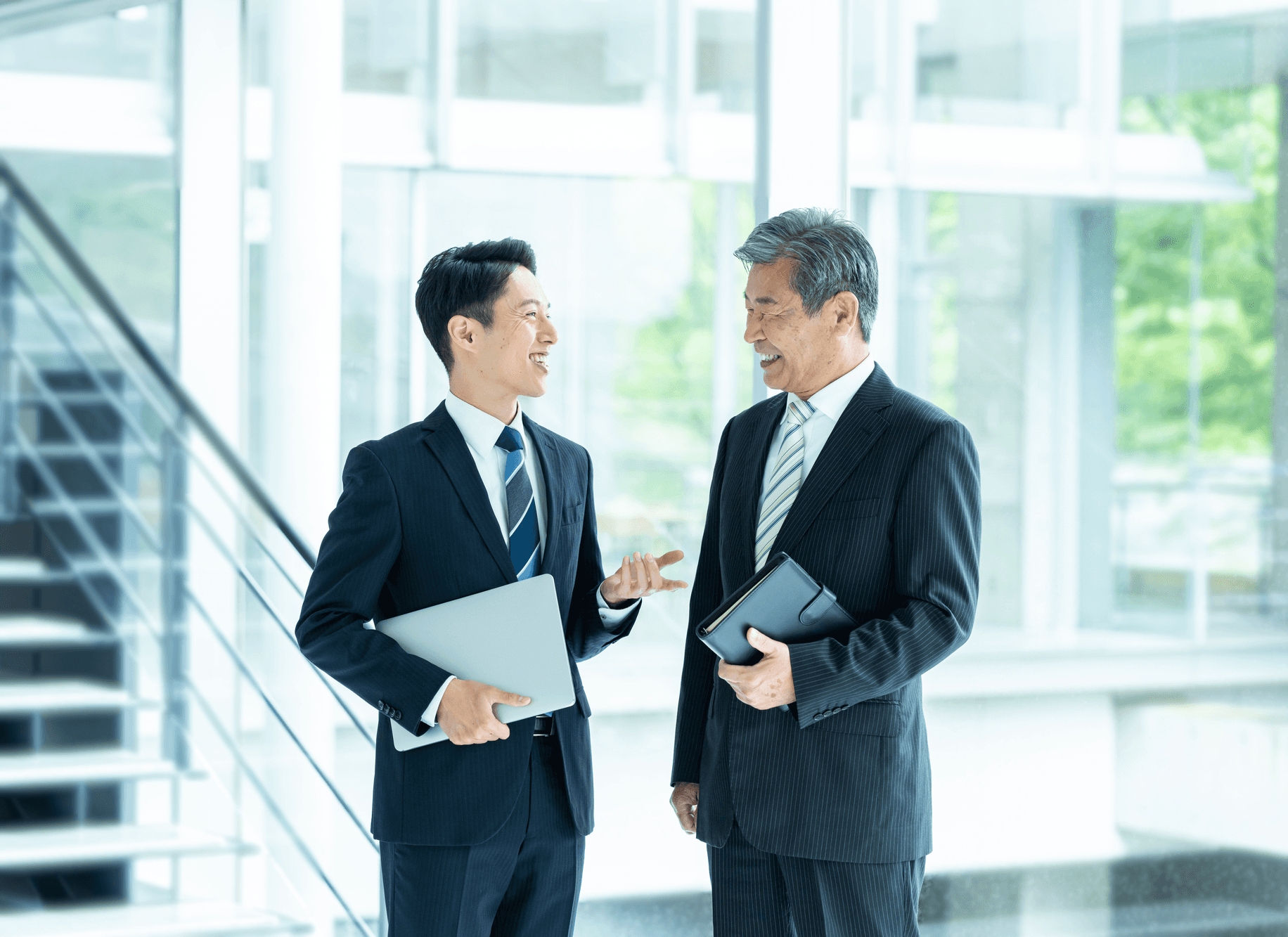 税務・会計の相談をするビジネスシーン。