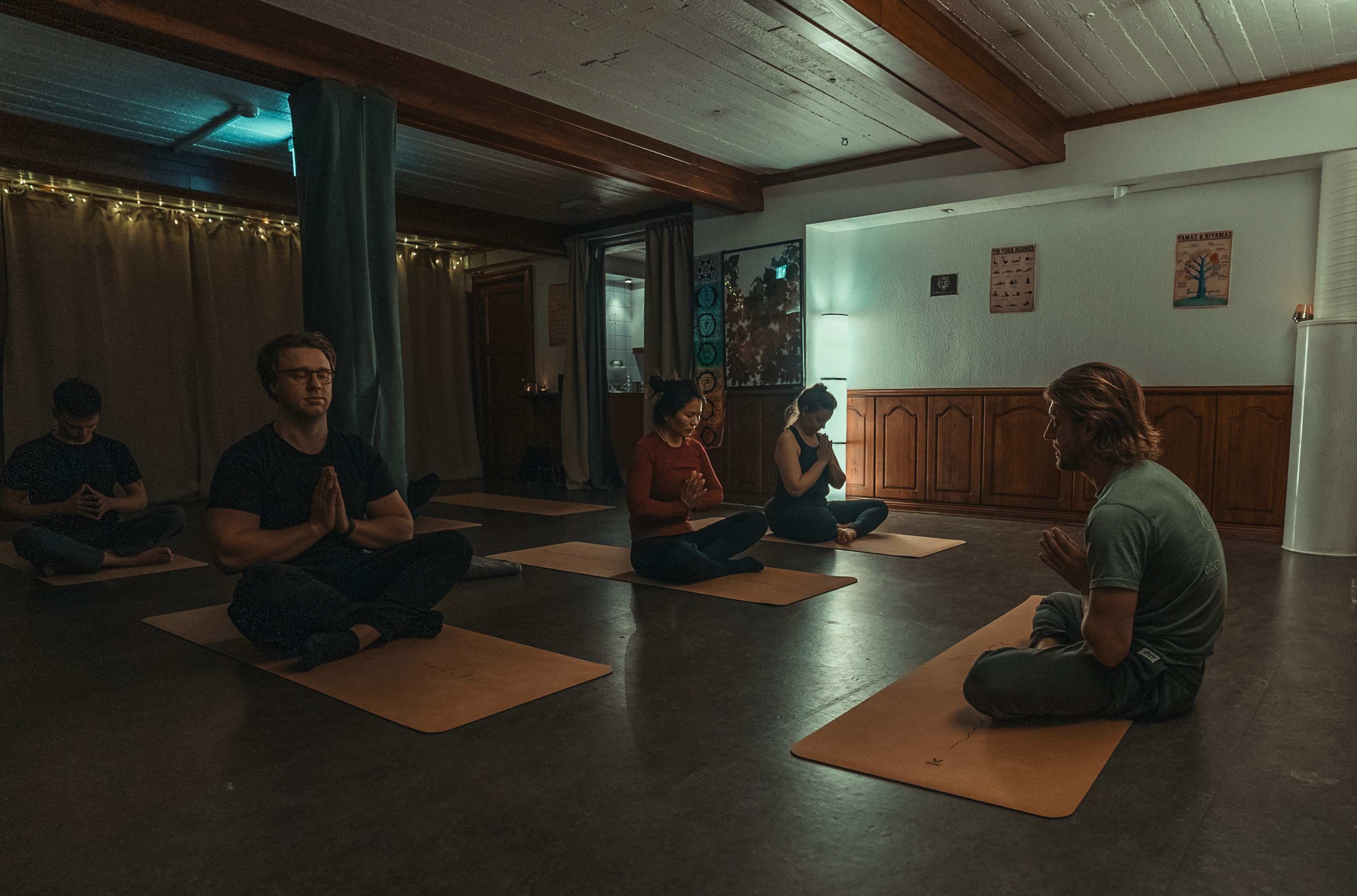 huvudinstruktör Andreas i en avancerad yogapose