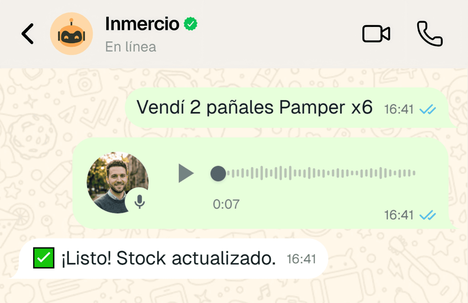 Chat de WhatsApp con un mensaje de texto y un audio de venta, e Inmercio respondiendo con confirmación automática.