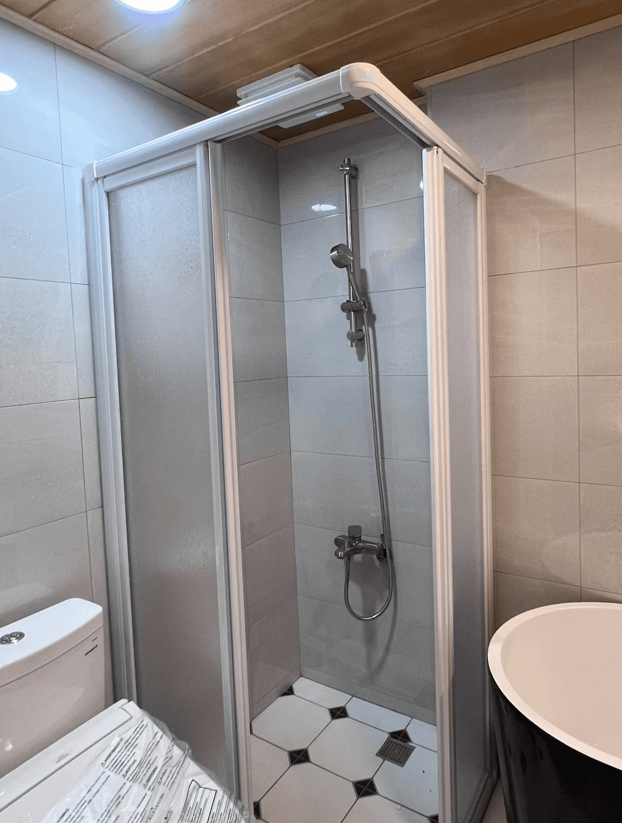 L 型白框對開 PS 板有框淋浴門