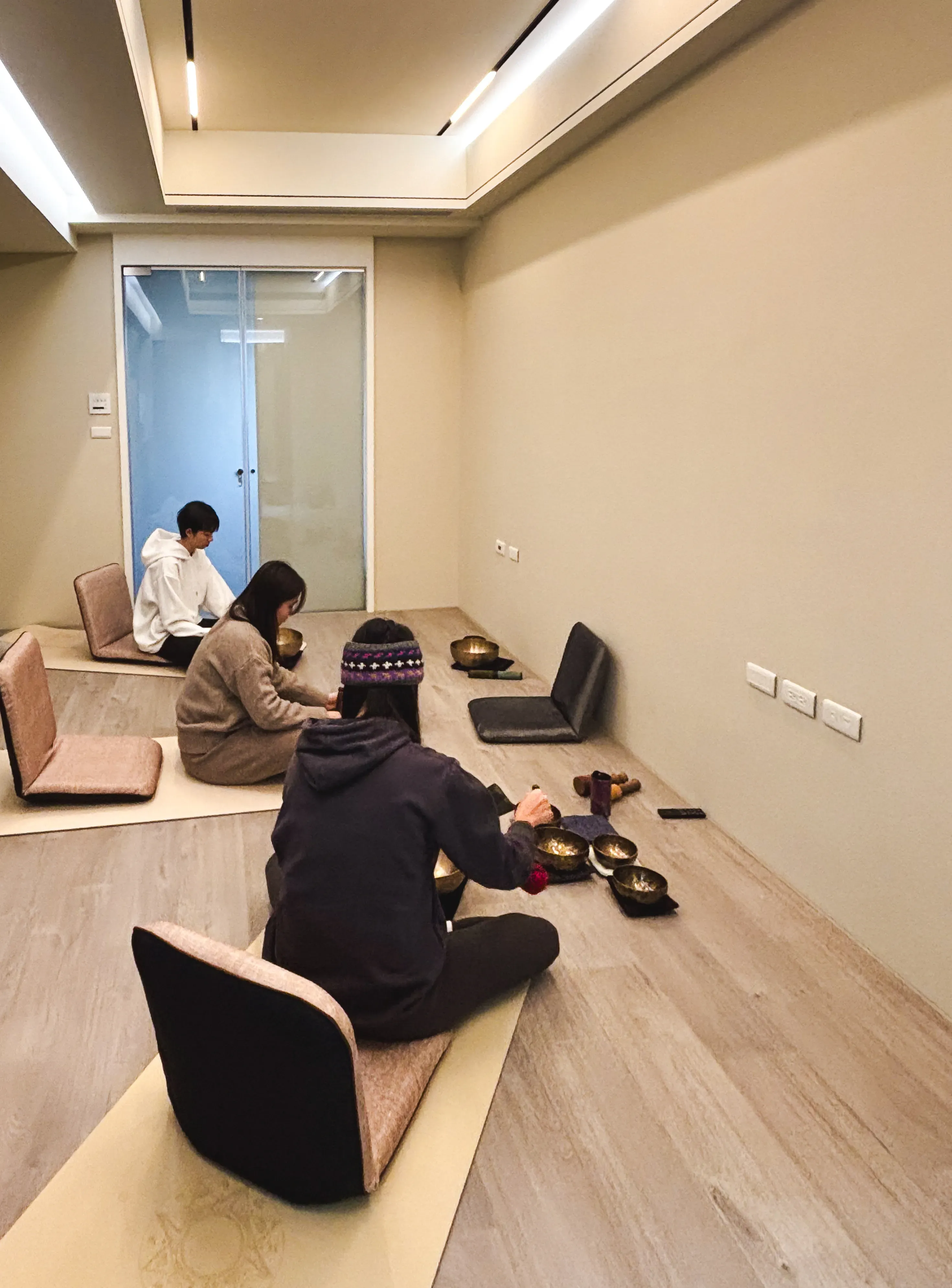 台北忠孝復興附近的療癒工作室提供身心支持,學員們在這個安靜空間的互助圈中體驗團體頌缽音頻