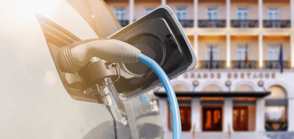 voiture électrique en charge devant un hotel