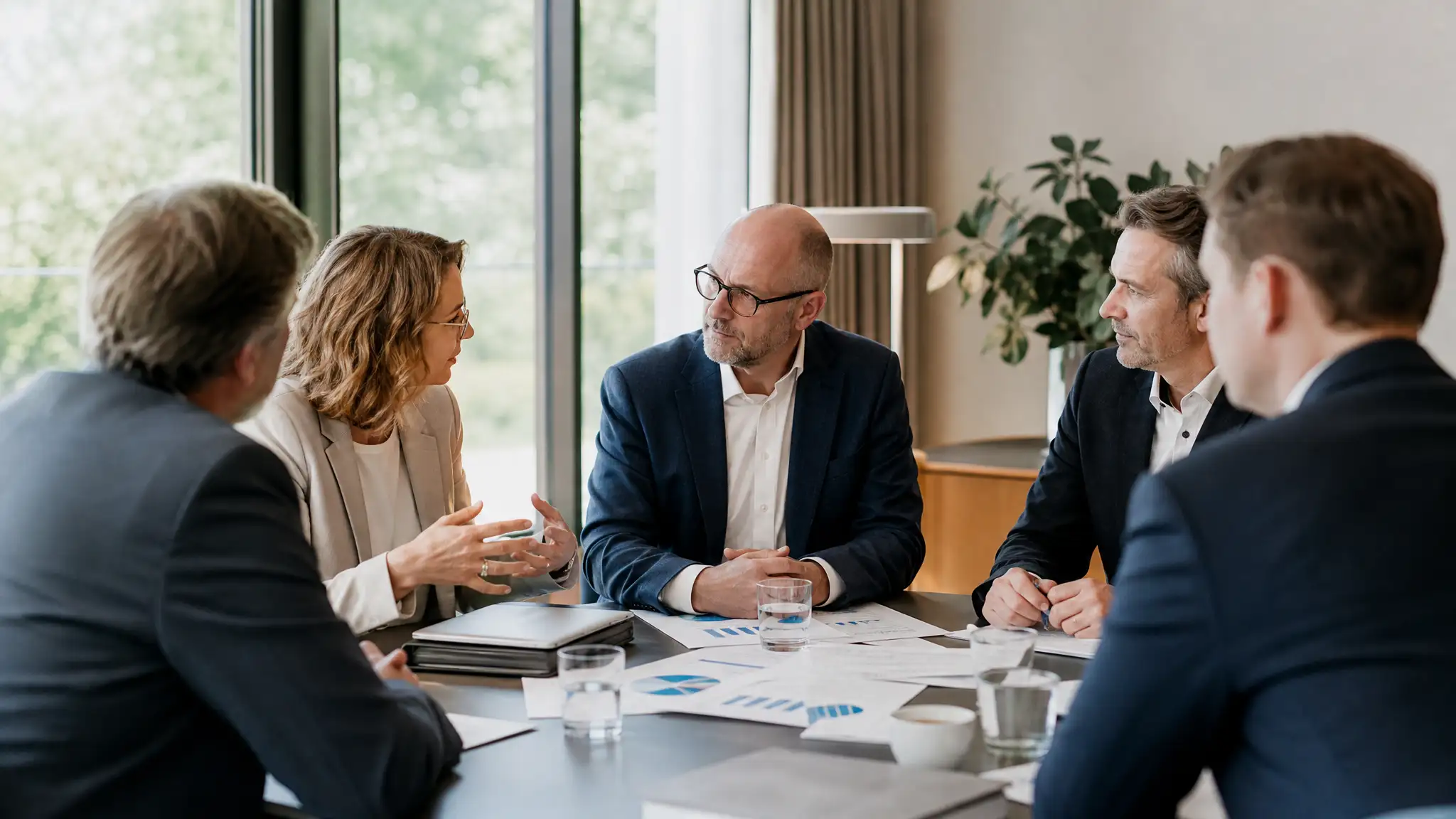 Beraterteam diskutiert Strategie-Unterlagen am Konferenztisch