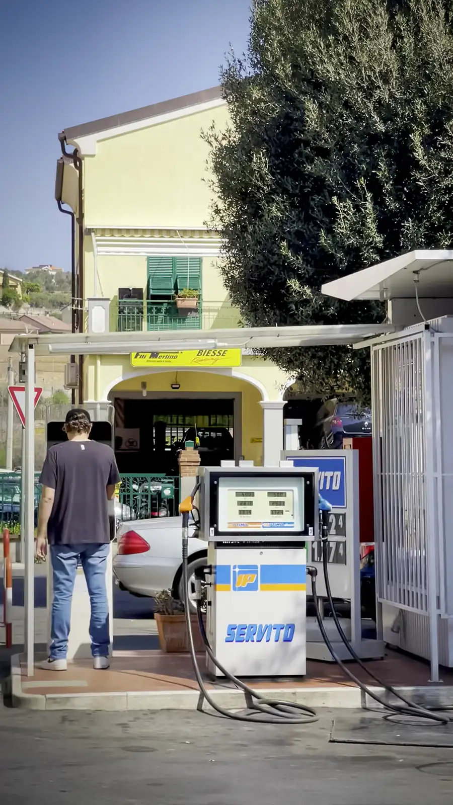 Road-Trip-Tag-4---Frankreich---Arles-Tankstelle-03