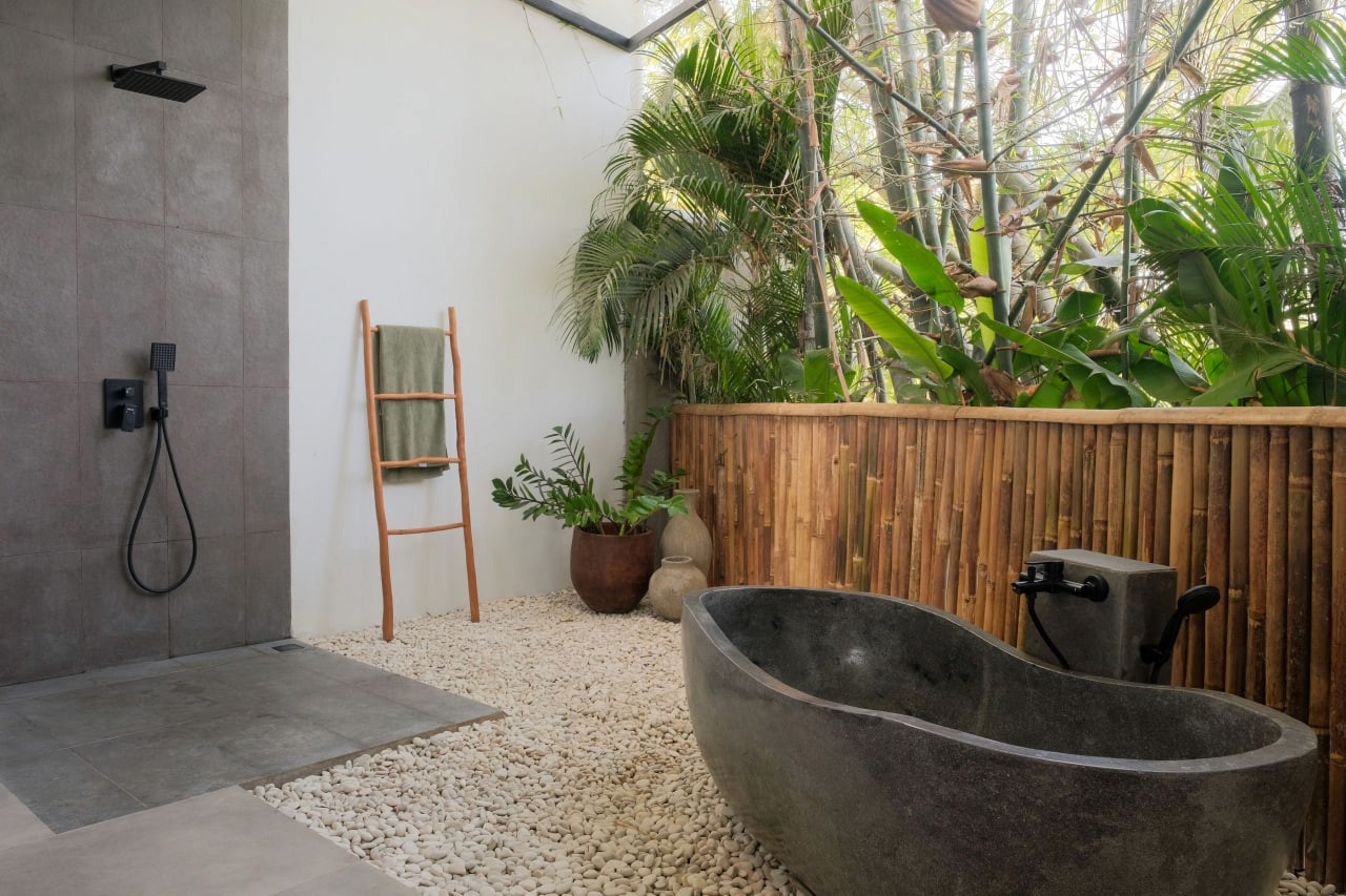 4-bedroom villa with rice field views in Kedungu