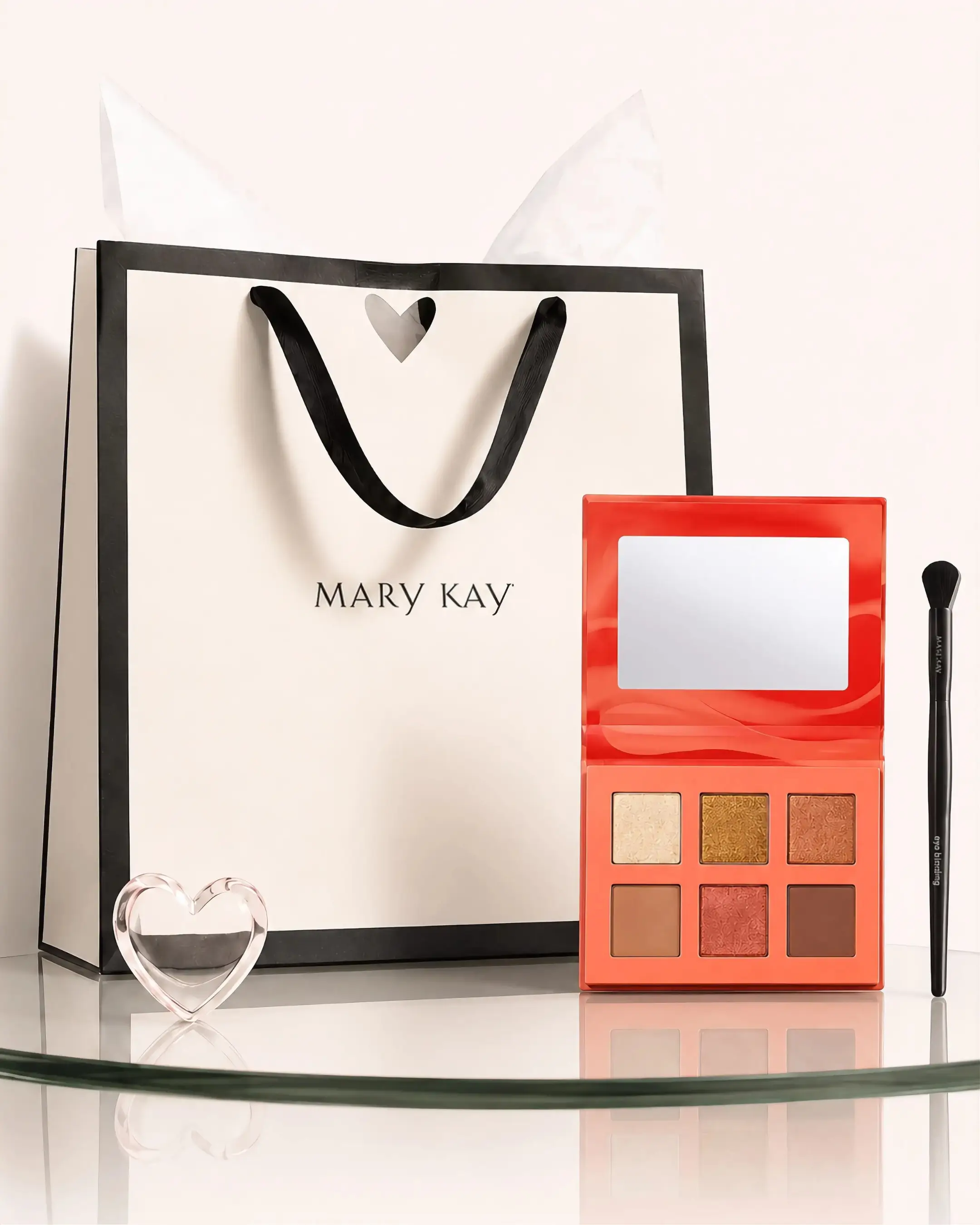 Presente Mary Kay com paleta de olhos Inner Fire e pincel em composição editorial para maquiagem.