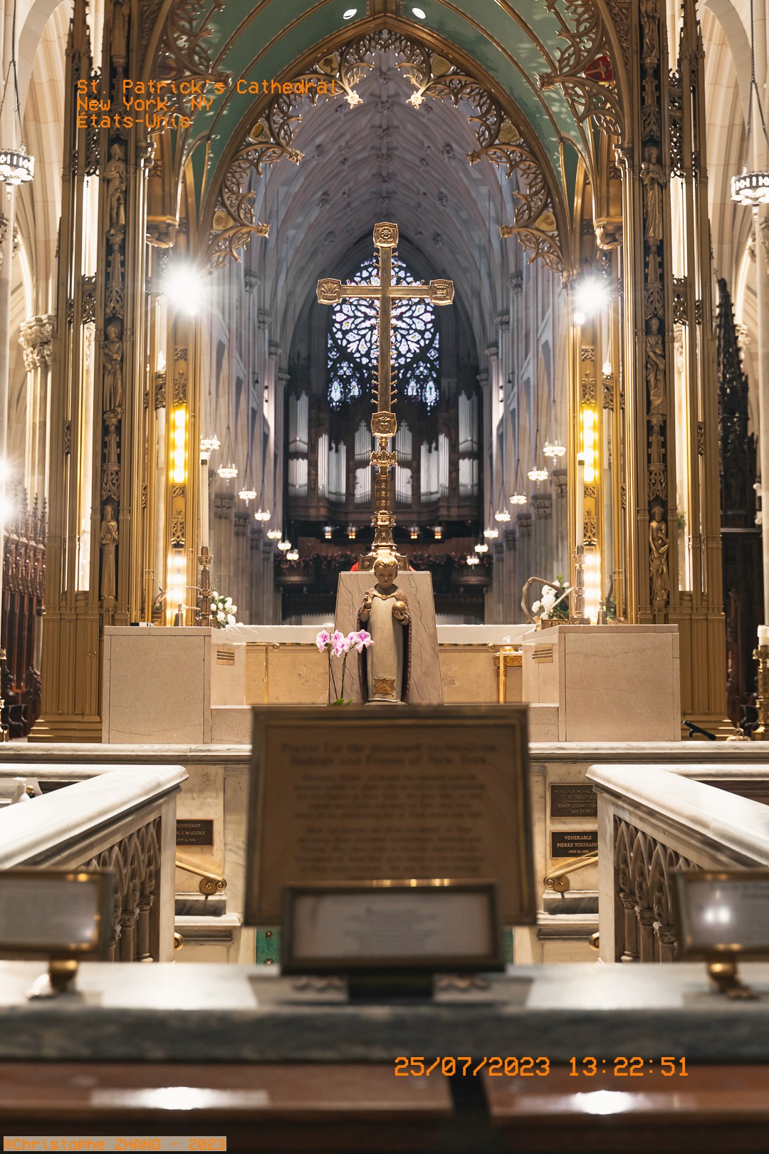 Intérieur de la cathédrale Saint-Patrick à New York avec un autel orné d'une croix dorée.