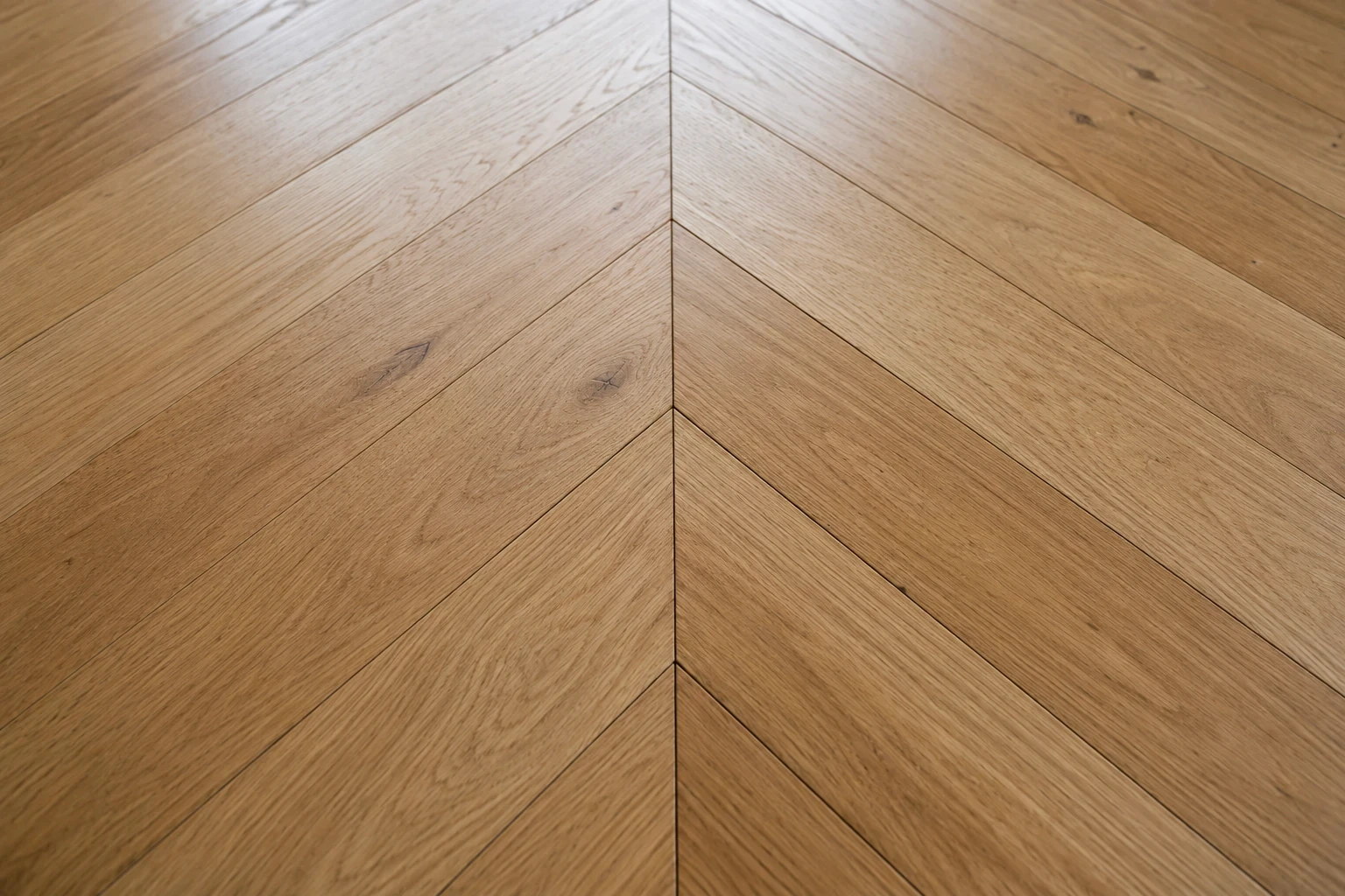 Parquet point de Hongrie en chêne vu en perspective, pointes parfaitement alignées