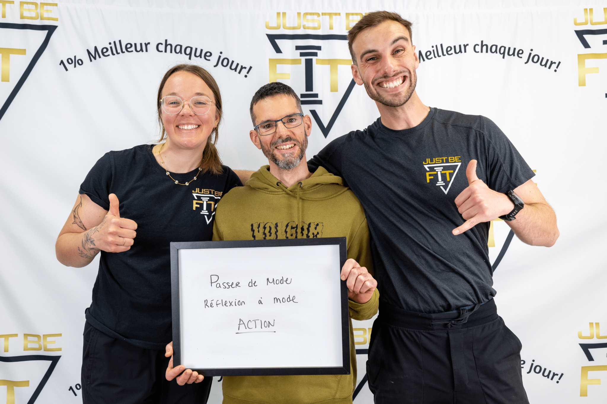 Un participant de Just Be Fit passant du mode réflexion au mode action avec Étienne Gillard et Camille Landry.