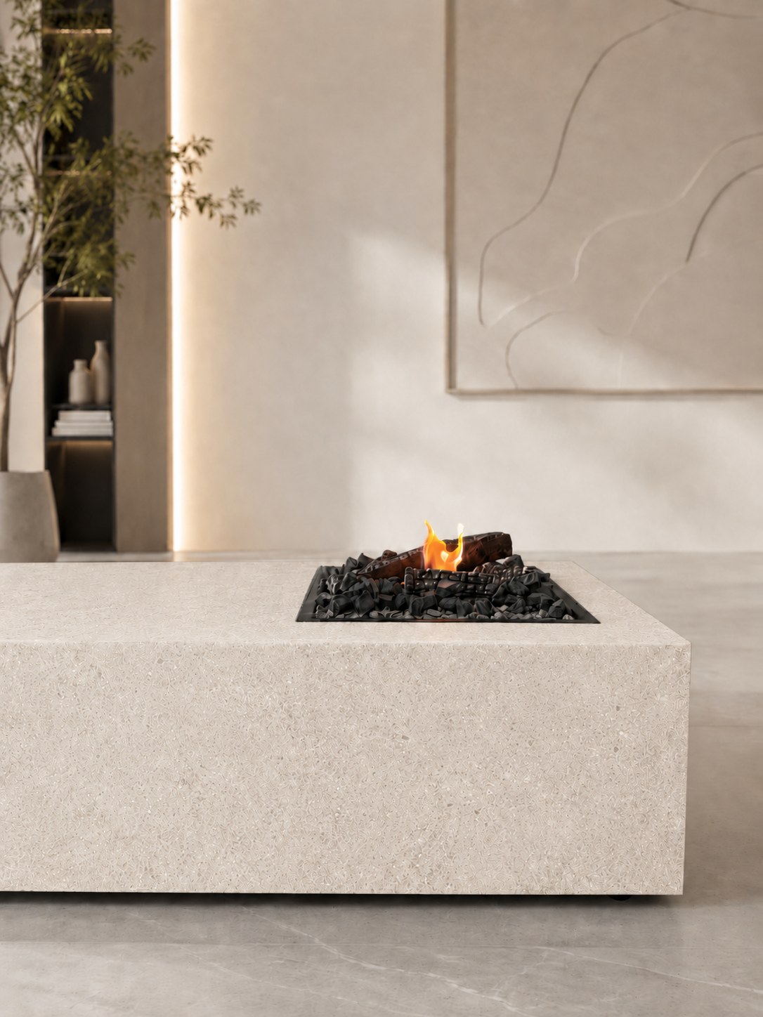 CeraCube Fire aus heller Keramik mit eingelassenem Feuer im warmen Interieur