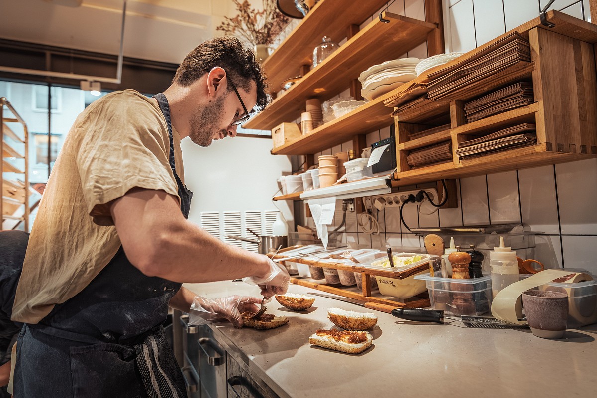 Nybakat surdegsbröd med ost! Frukost/fika från bageri Västerås.