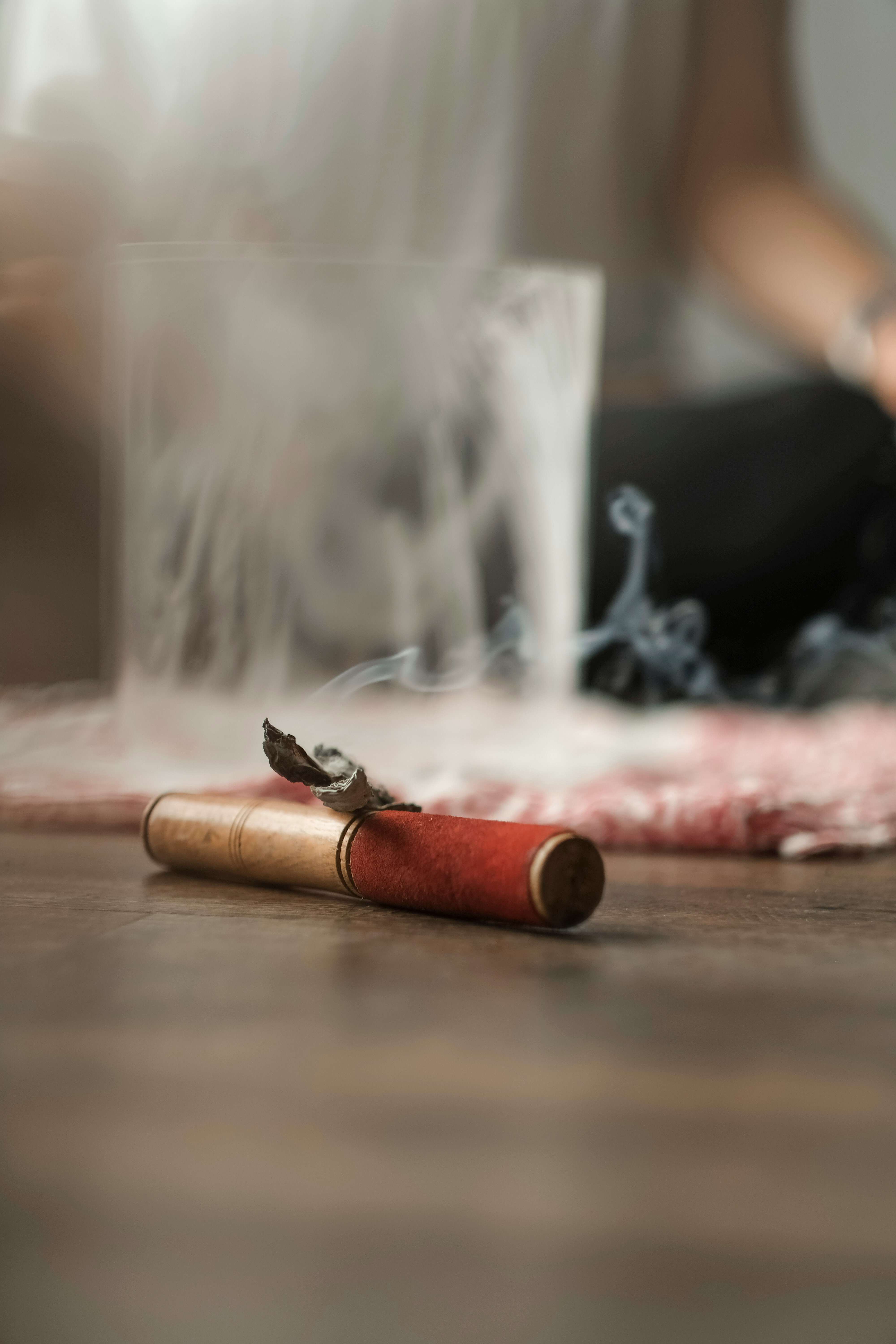 Accessoires de yoga sur une table en bois