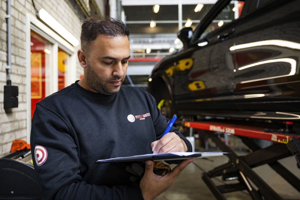 APK monteur in garage