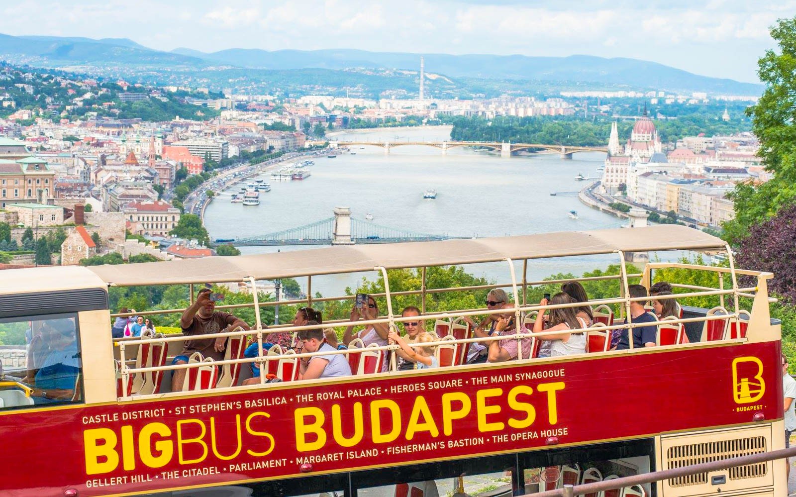 Opinn hópbílarferð í Budapest með útsýni yfir Dóná ána og kennileiti borgarinnar.