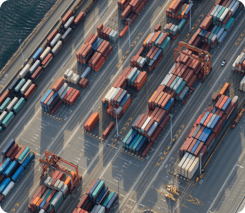 Imagem aérea de vários contêineres