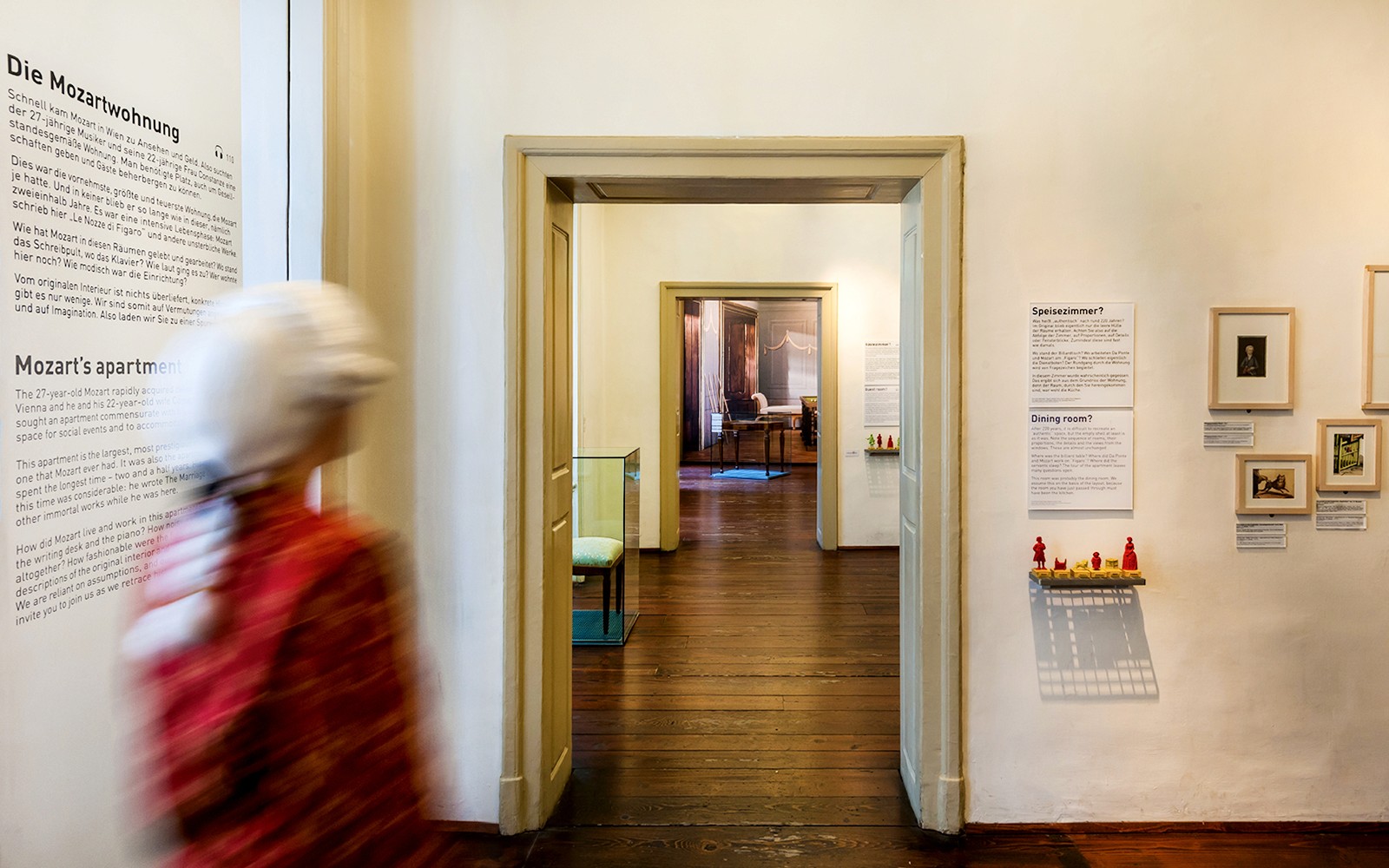 Ospiti che camminano attraverso le sale espositive della Mozarthaus Vienna.