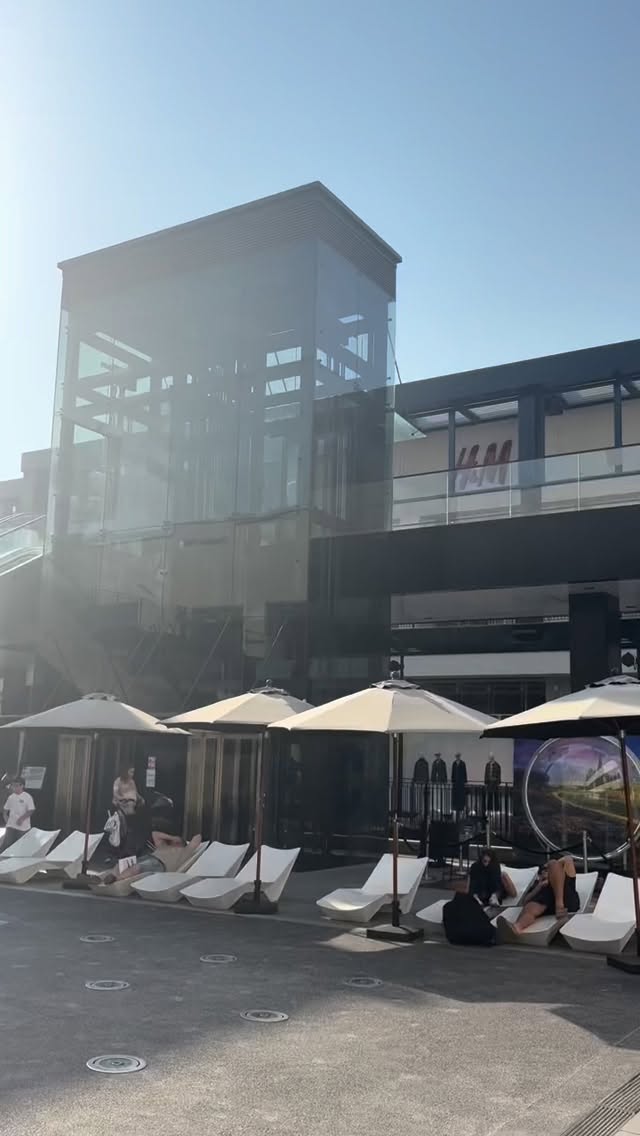 Raquel dans un centre commercial présente קניון et מותג en hébreu