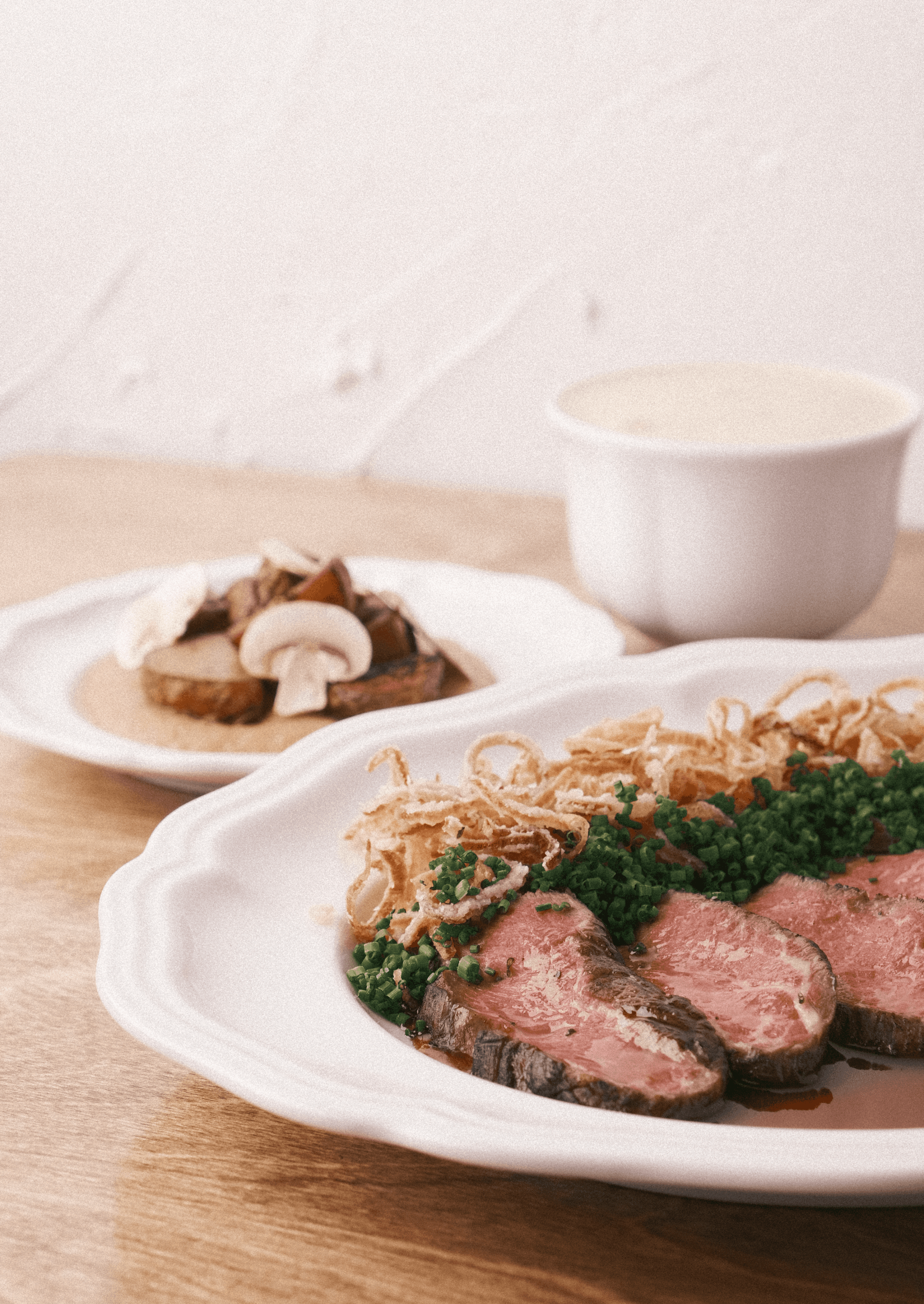 Filet mignon avec sauce à l'érable et accompagnements de champignons et crème de maïs.