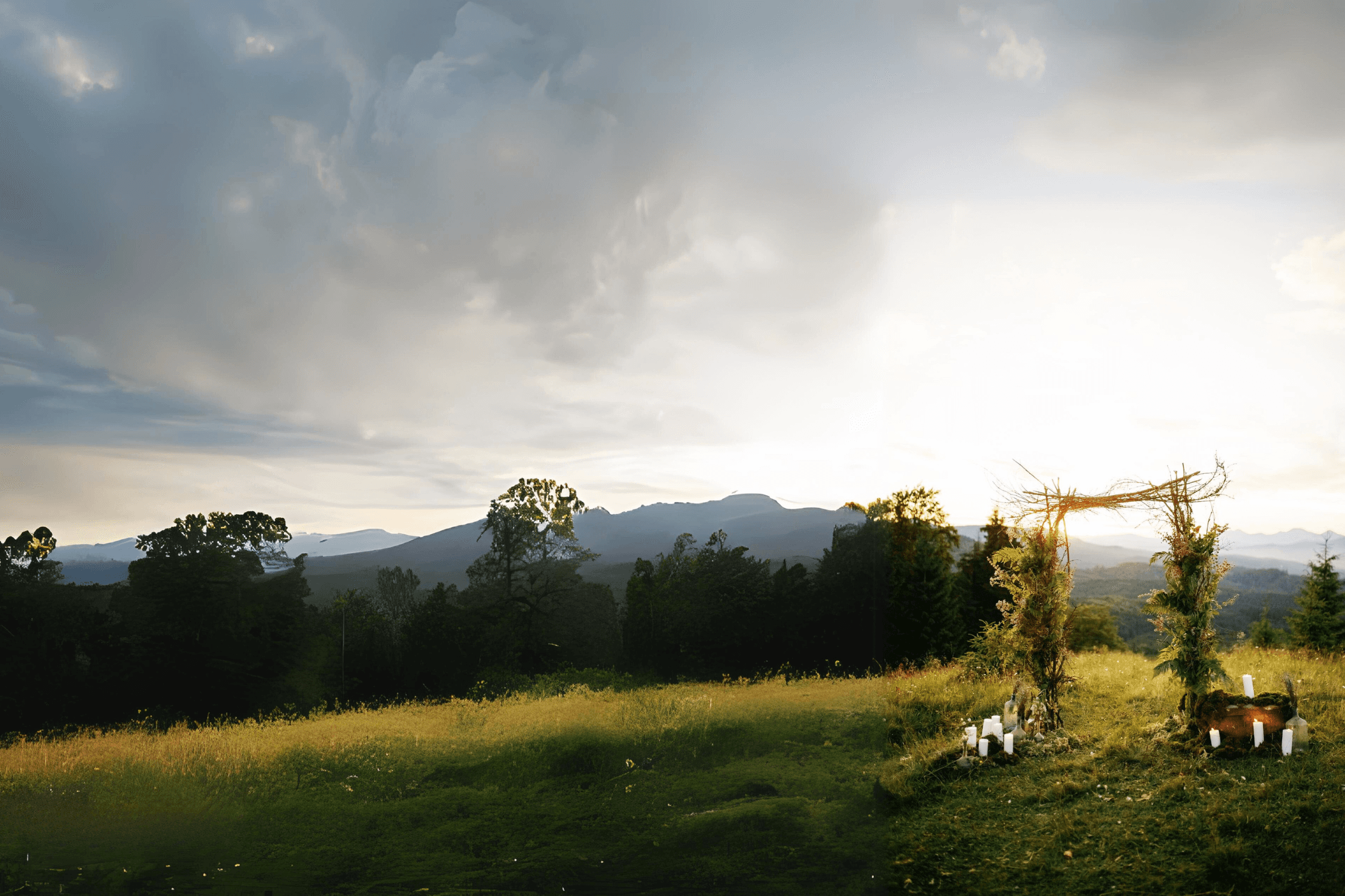 Foto de un paisaje montañoso con mucha vegetación y un sitio ceremonial