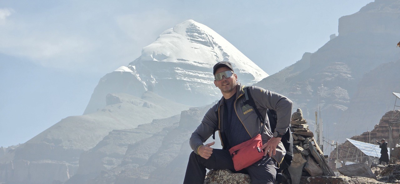Steffen Kiefer zeigt auf die Hochebene udn Berge